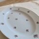 Plat de service ovale ancien faïence bleu pâle décor petites fleurs