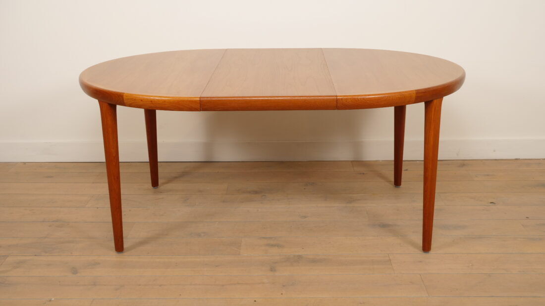 Vintage round dining table | Teak | Extendable | 120–220 cm