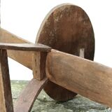 Chaise tripode régionaliste en bois
