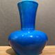 Vase signé en faïence bleue turquoise