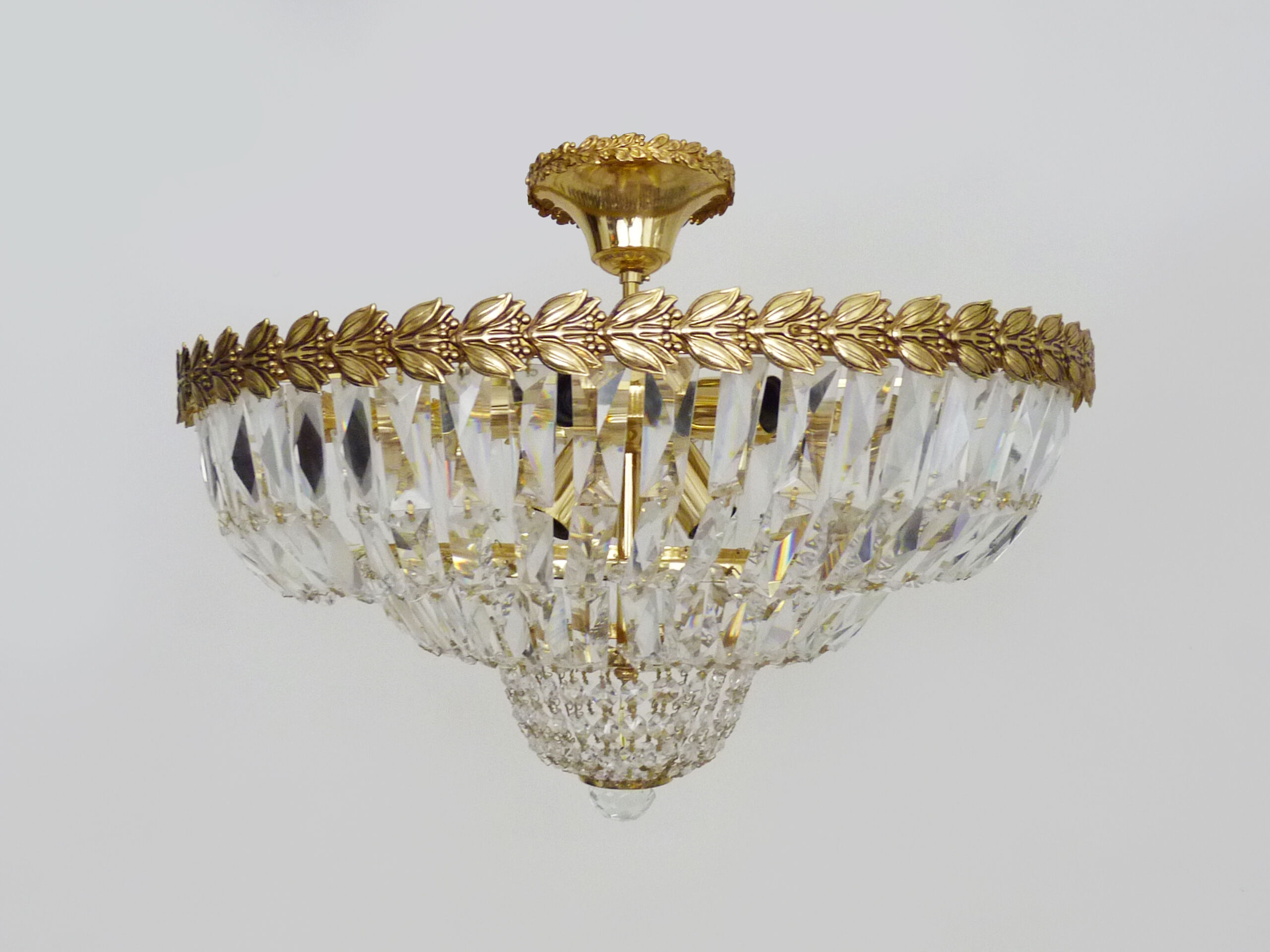 Large chandelier, brass crown ceiling lamp, 4 floors, 8 lights, glass grapevines. Year 80