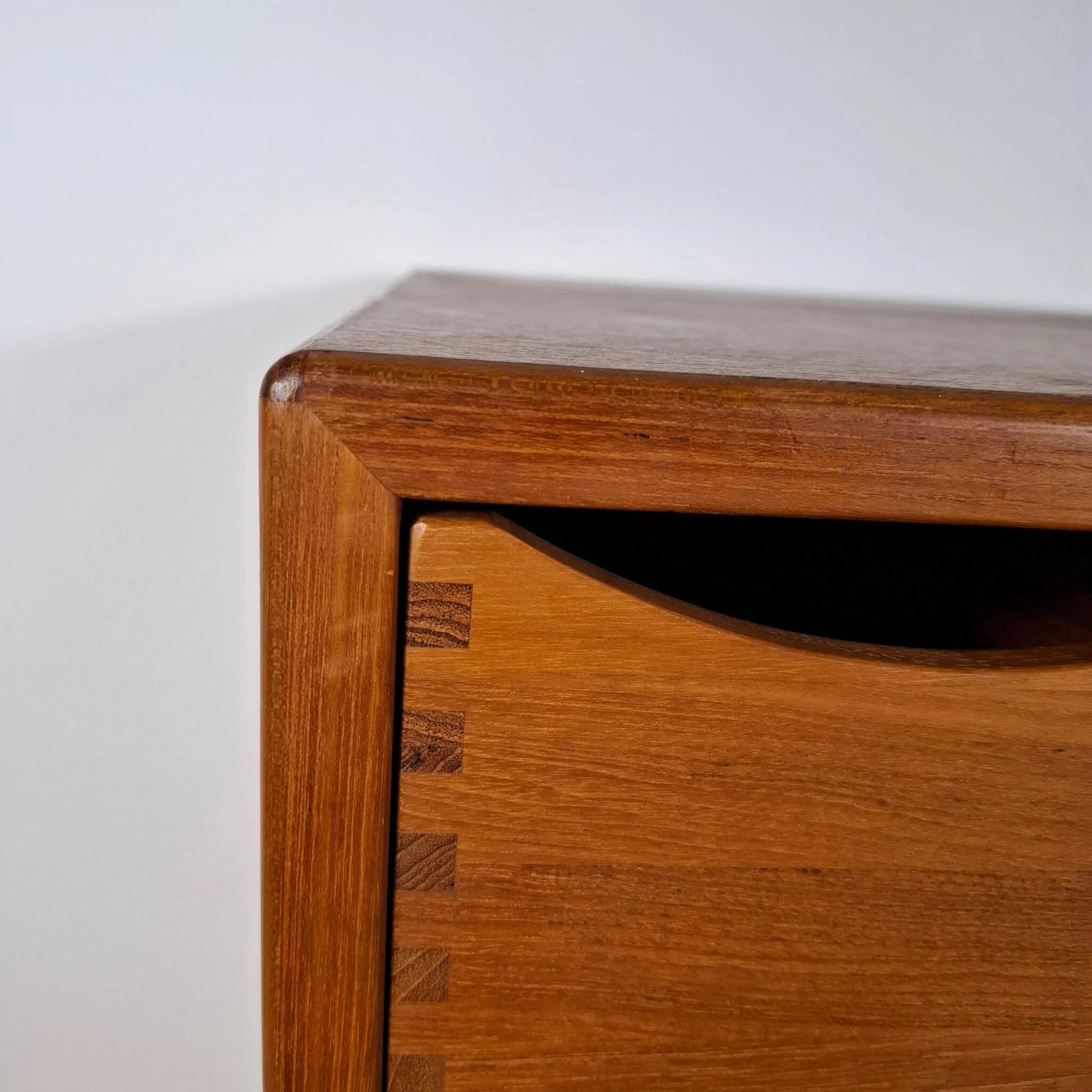 Meuble pour tourne-disque en teck danois des années 1960 – Style Mid-Century Modern