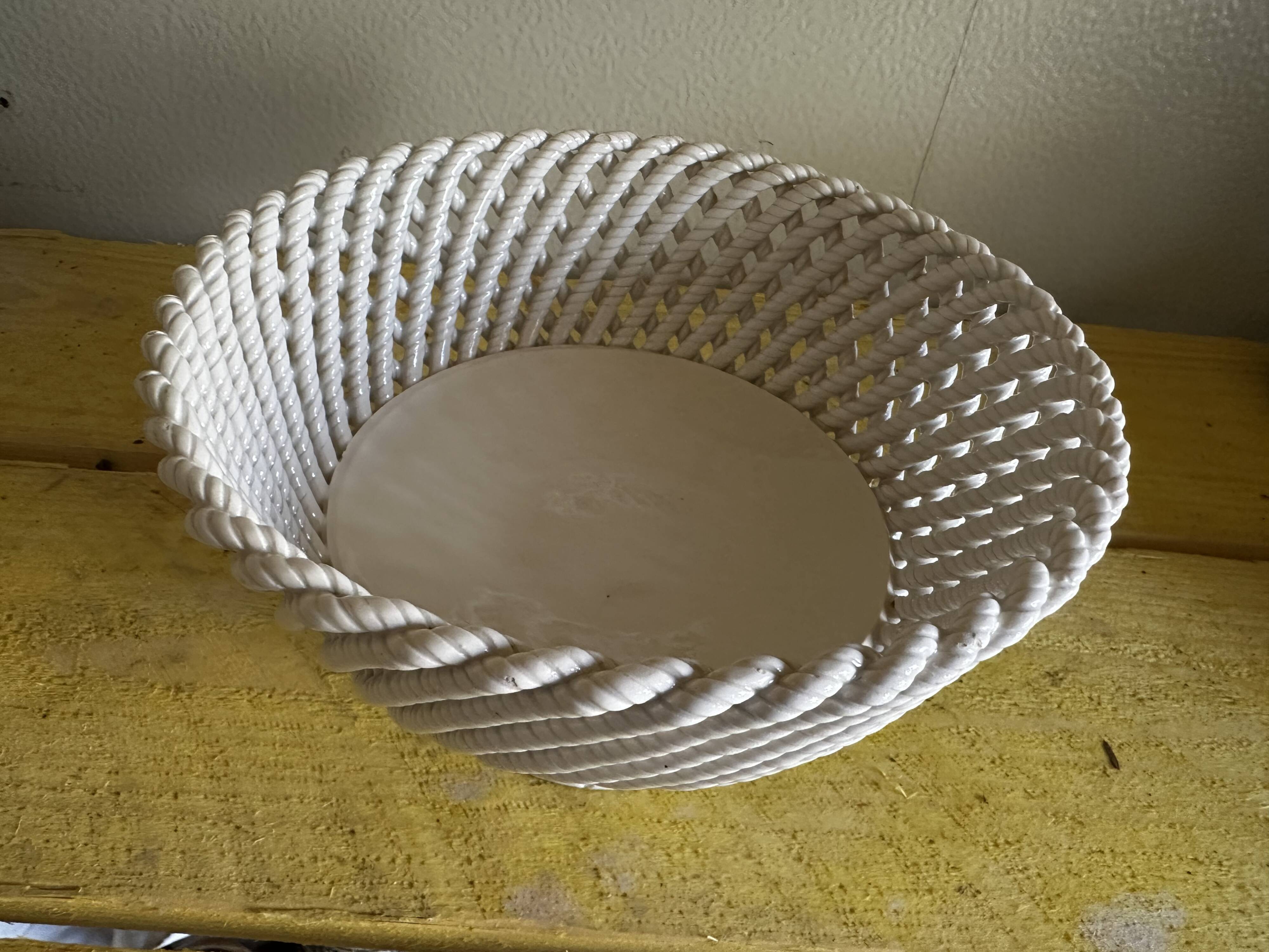 Mid-century woven ceramic basket / empty pocket, diameter 19 cm