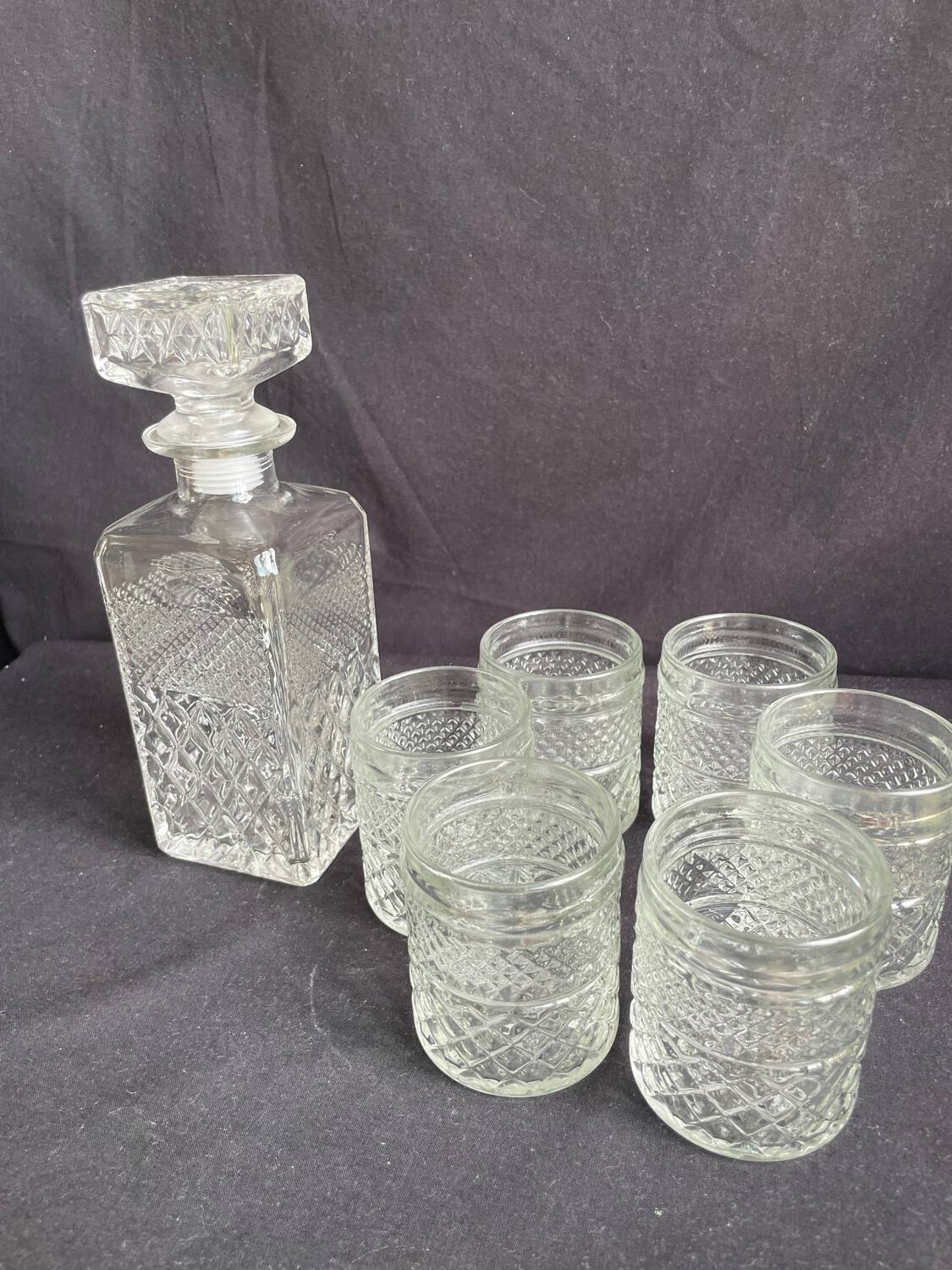 Chiseled glass whiskey service carafe and 6 Italian glasses