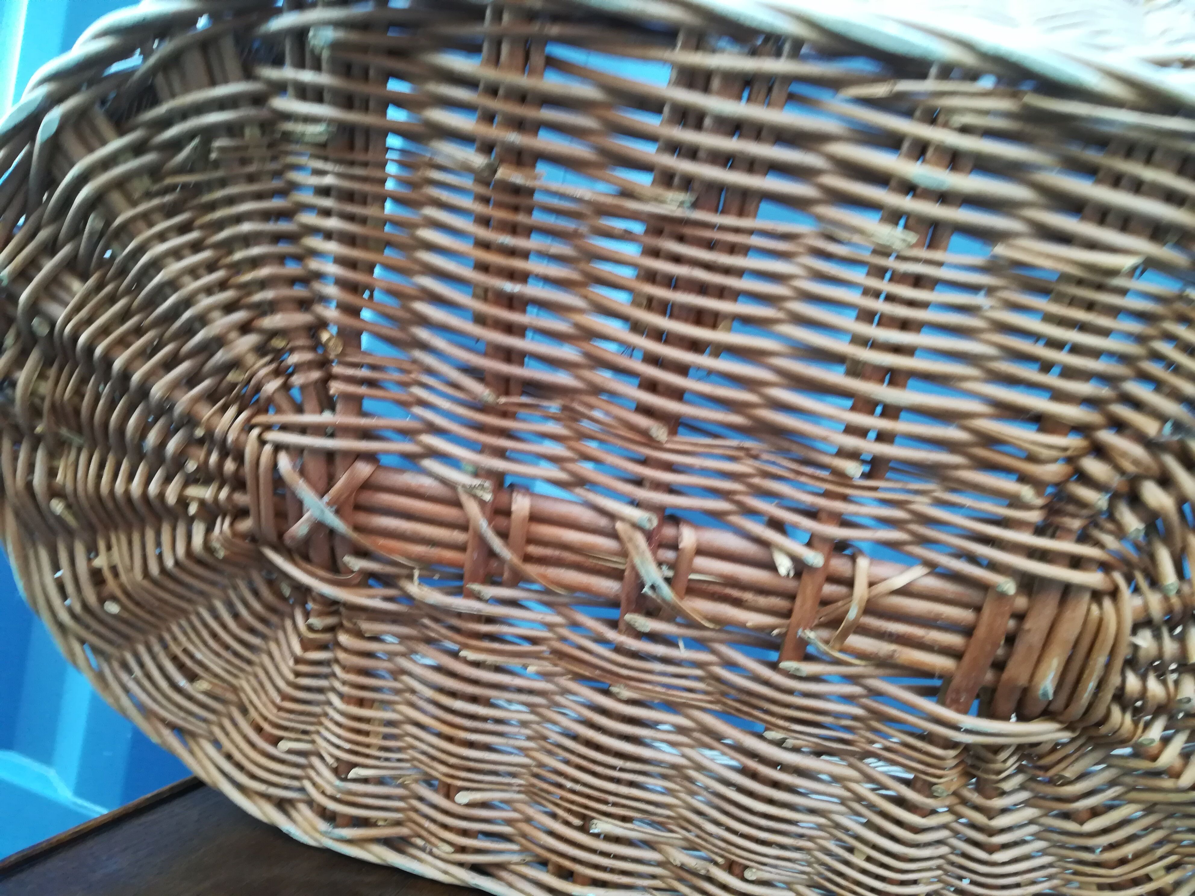 Wicker pet basket