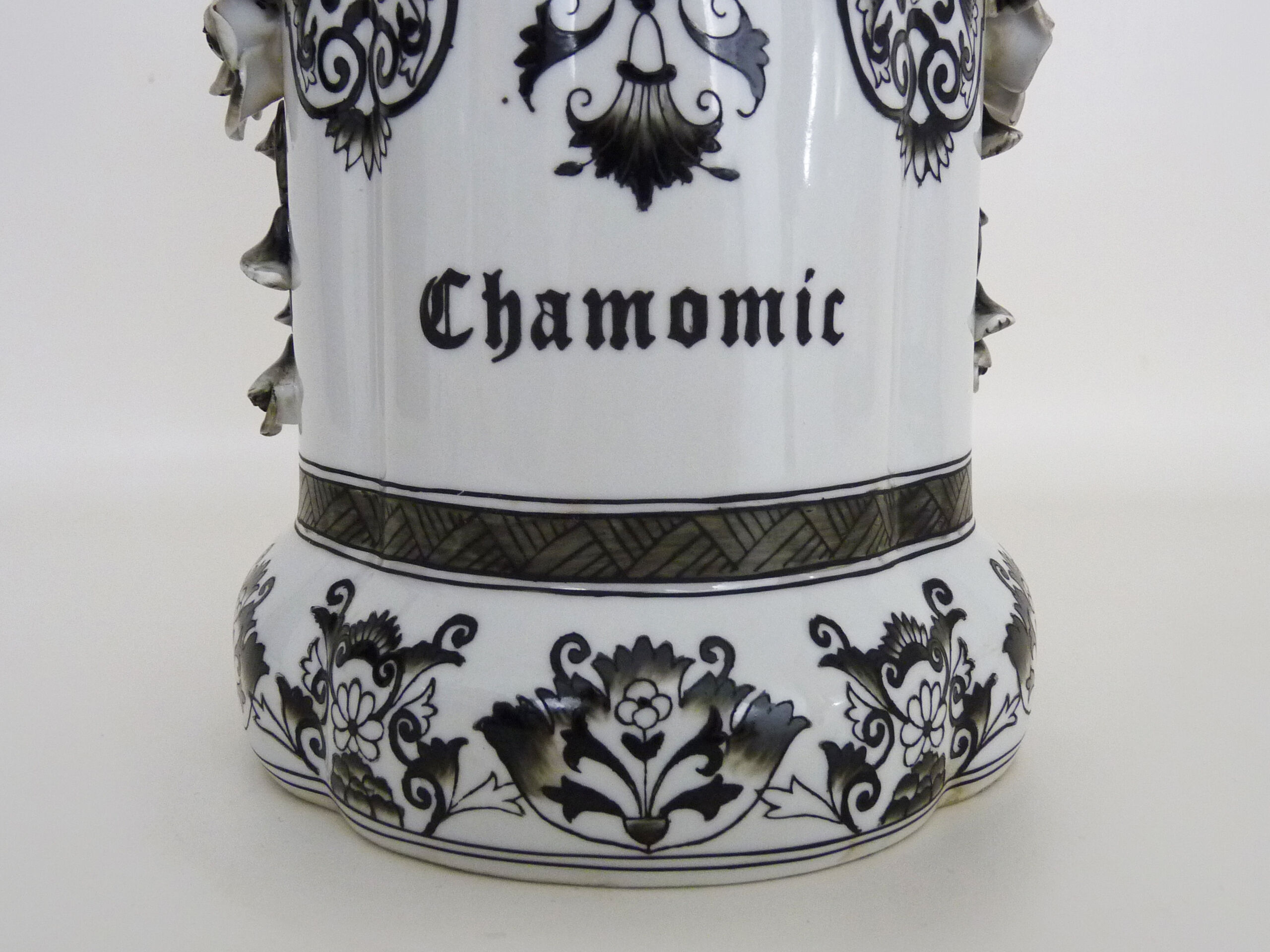 Chasonic porcelain medicine jar, hand painted. XIXth