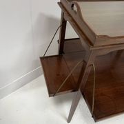 Table a desservir en acajou a décor de filet de marquèterie XX siècle