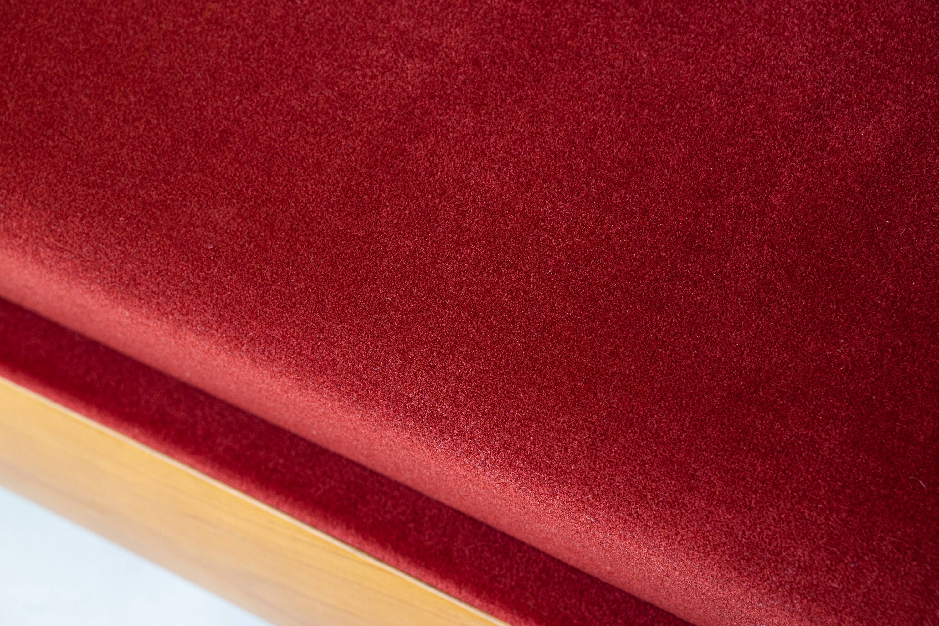 Sofa 'Primafila' en velours rouge par Molteni