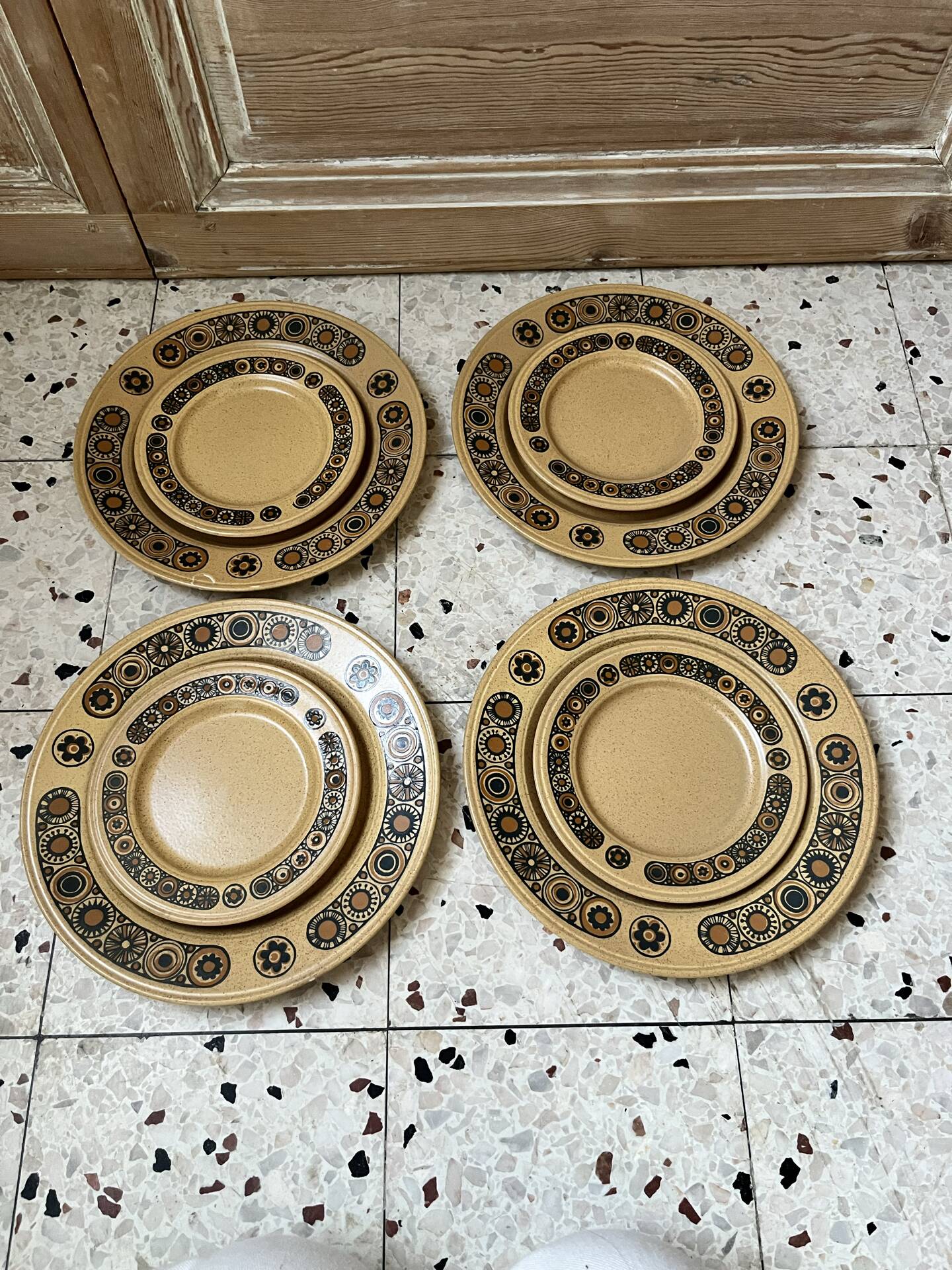Série de 8 assiettes et 2 bols