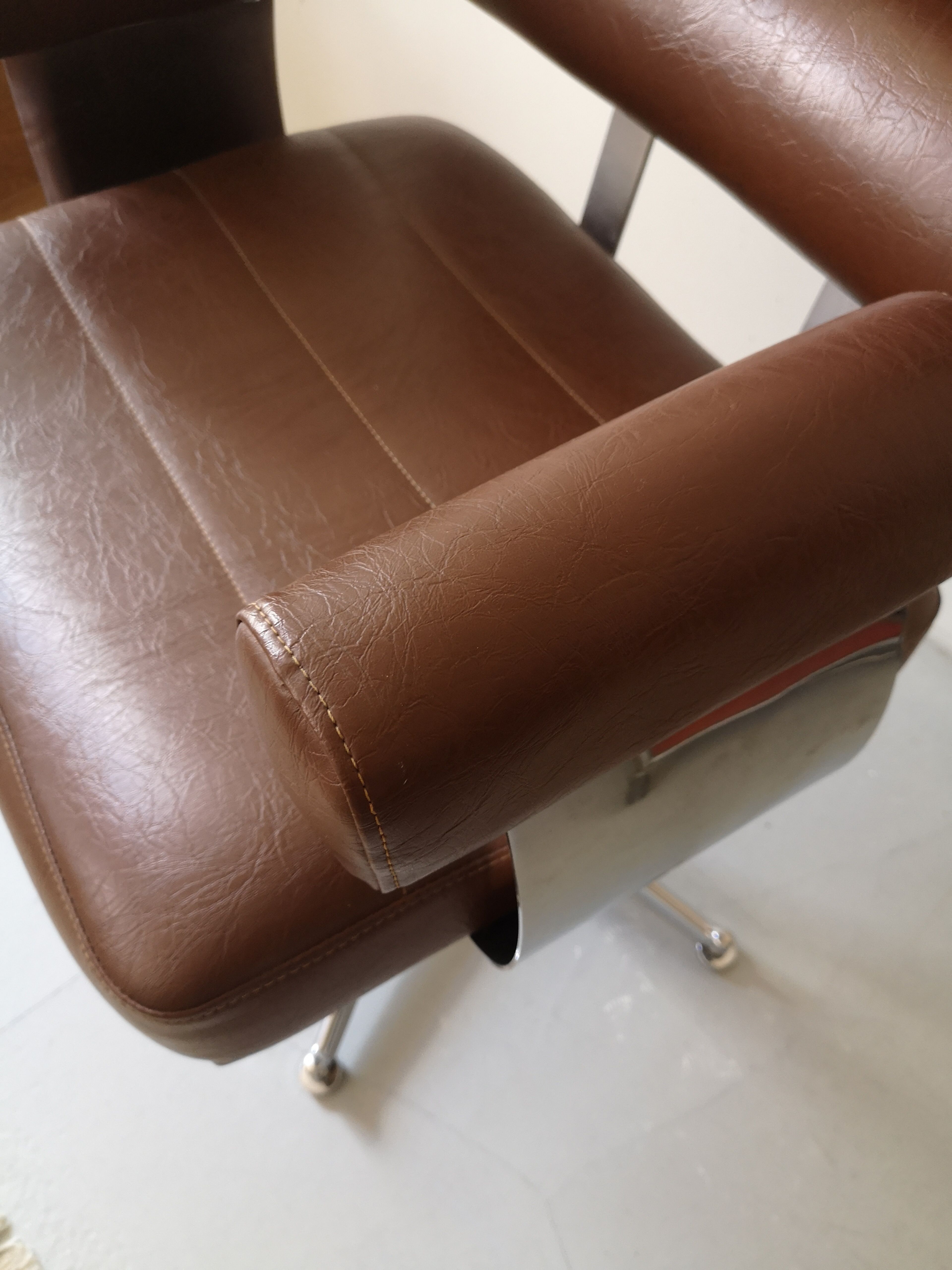 Office chair in skai and chrome, design year 70
