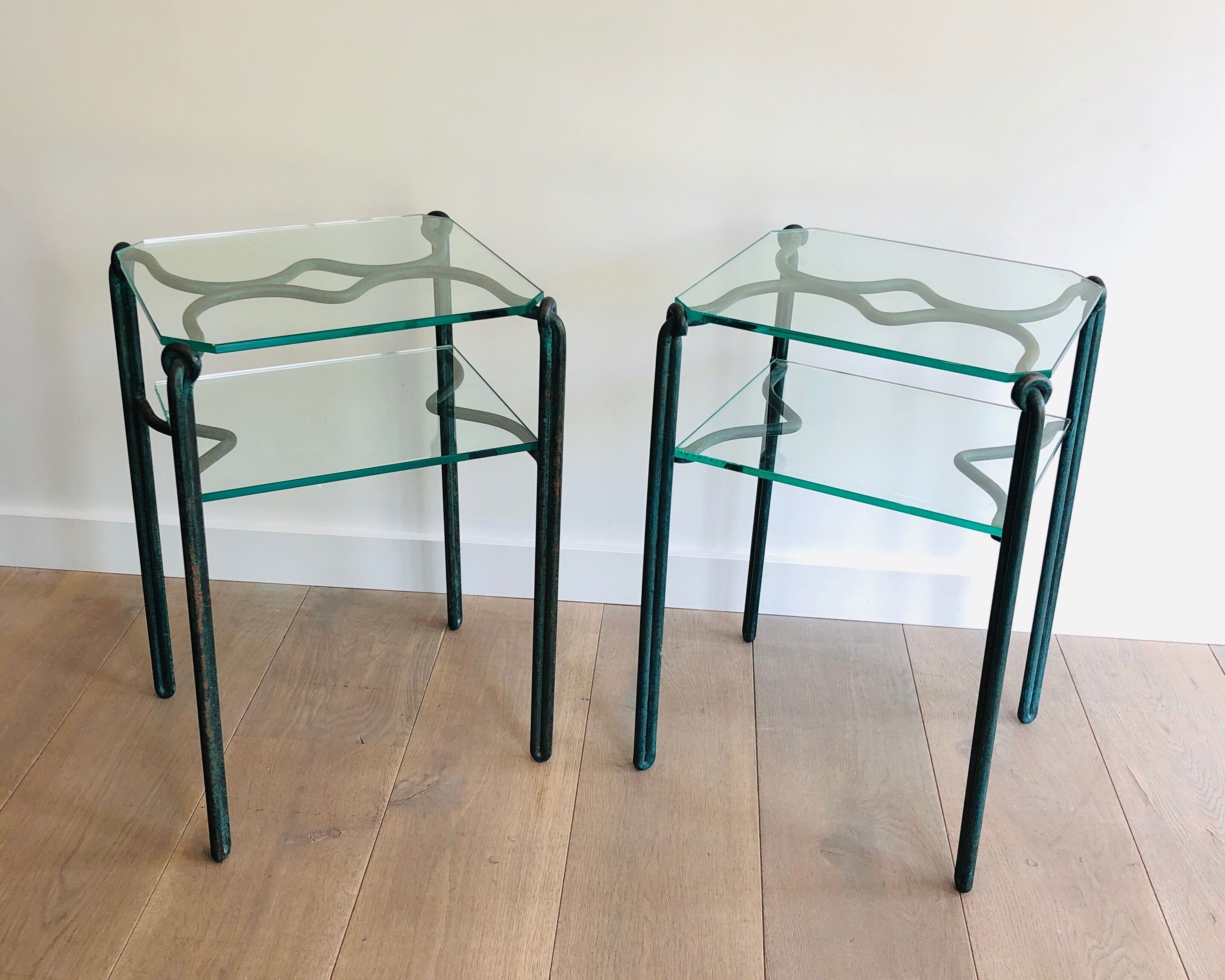 Paire de bouts de canapé en fer forgé et plateaux de verre