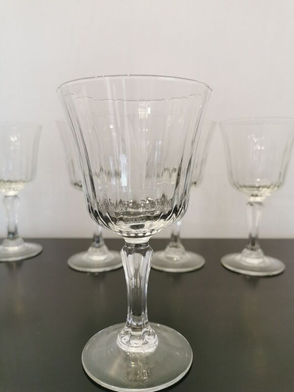 Set of 8 wine glasses with cut feet