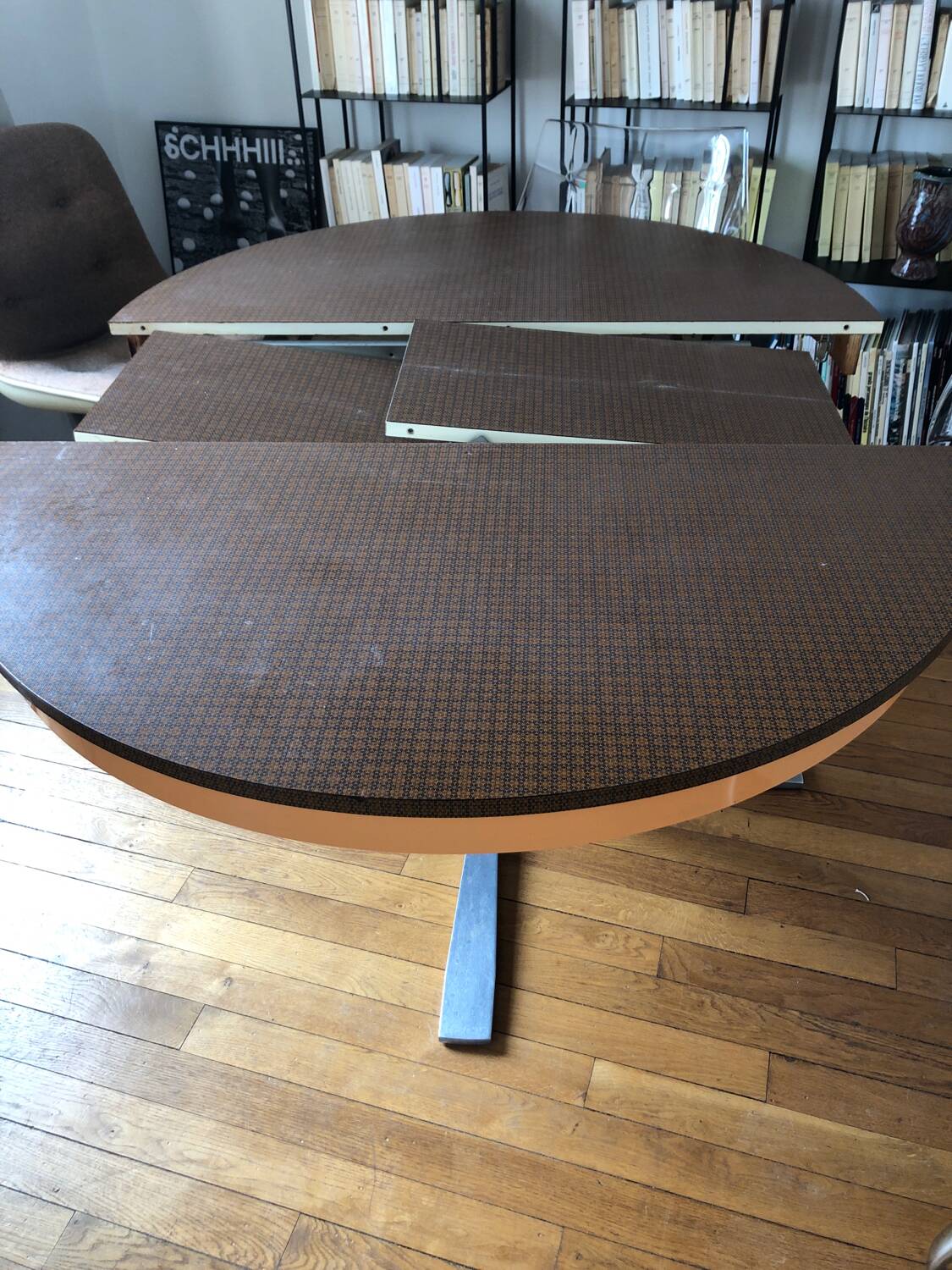 Formica round extendable table