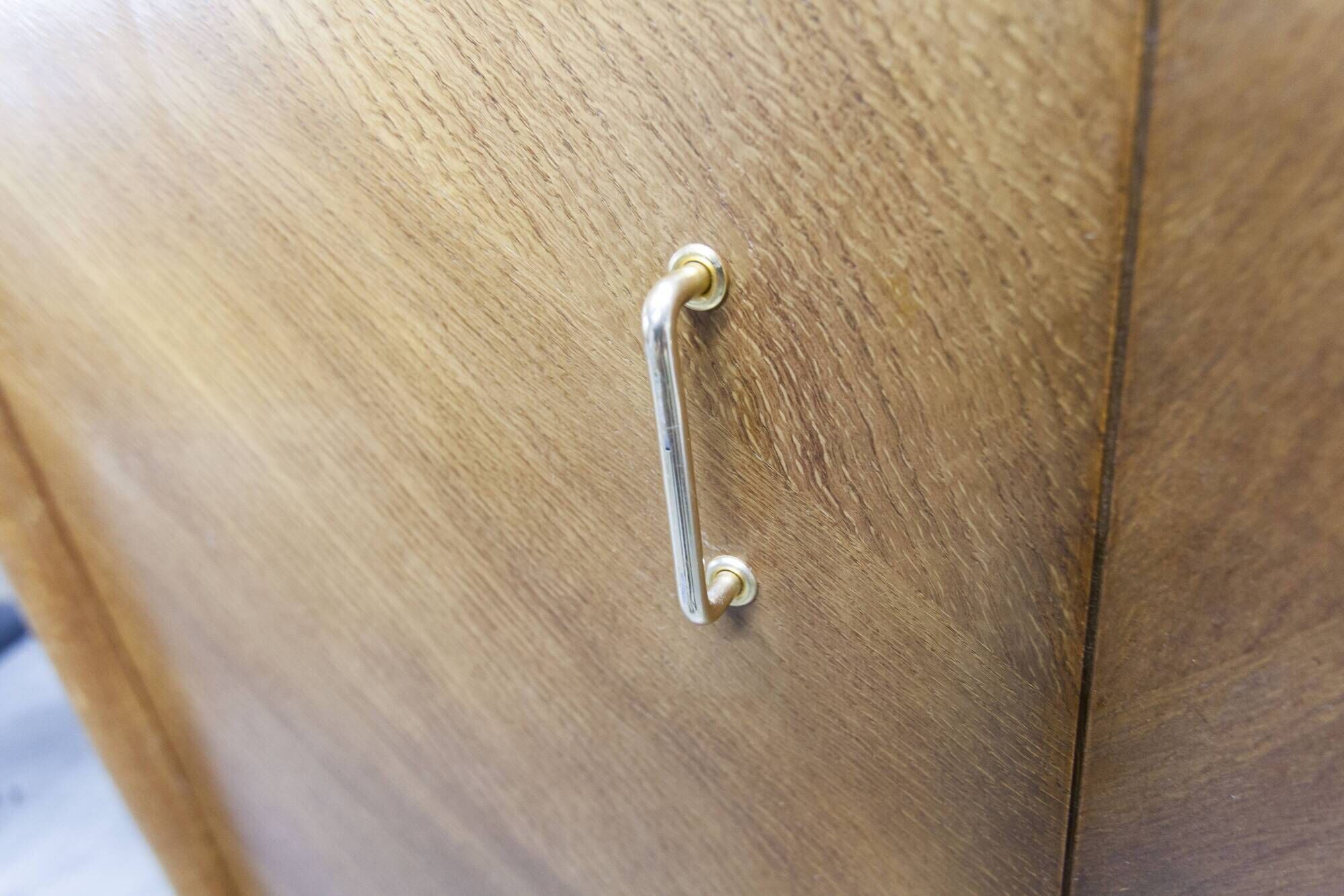 1950s Mid-Century Modern oak wardrobe with 2 doors and 2 drawers.