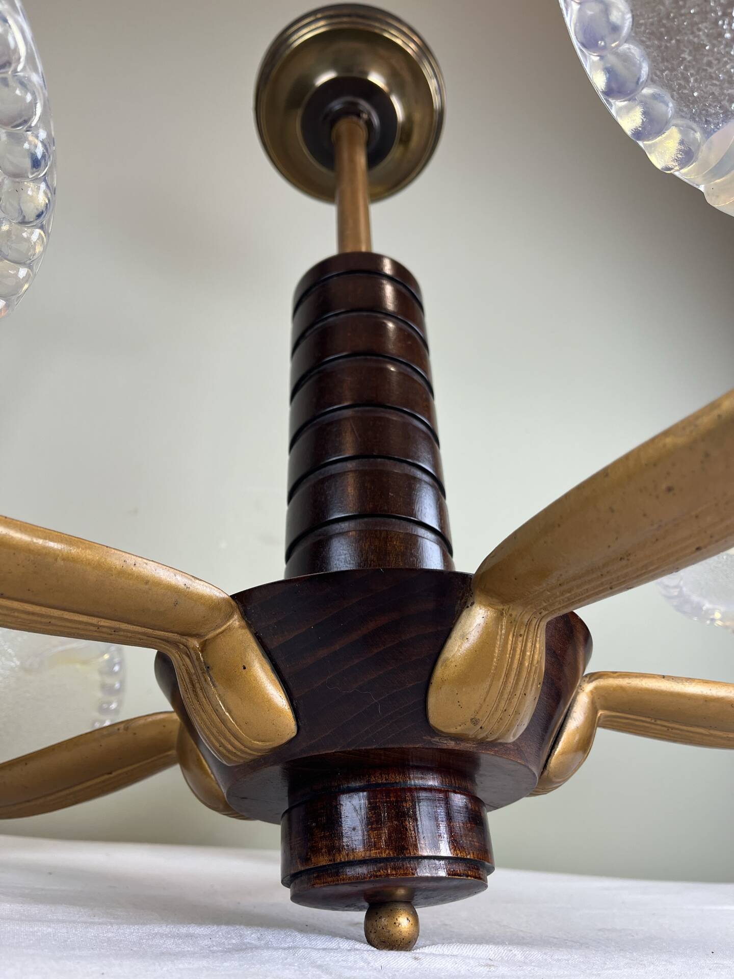Lustre moderniste français en bois, laiton et verres opalescents