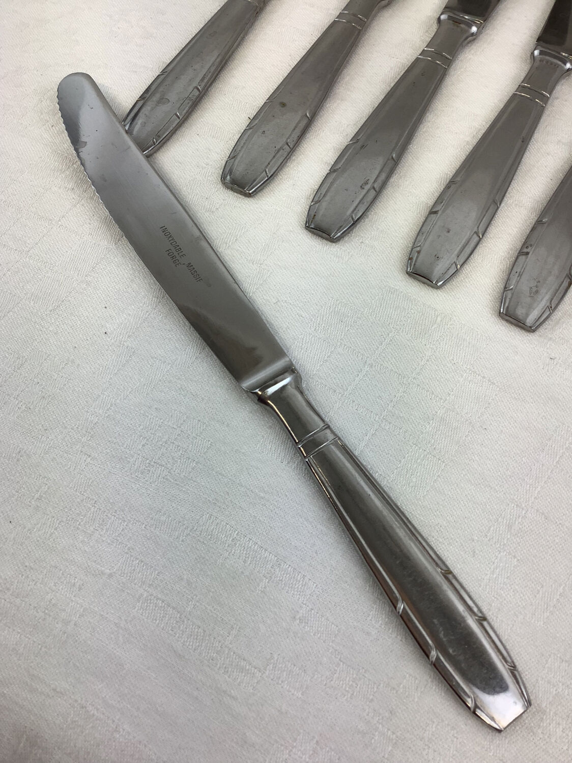 12 serrated table knives