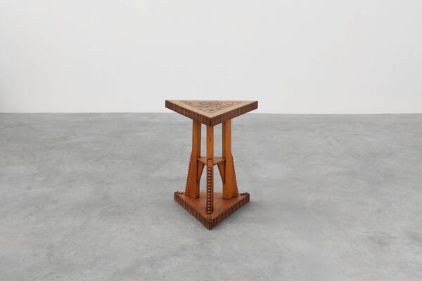 Table d'appoint triangulaire Art nouveau en bois sculpté, France, vers 1915