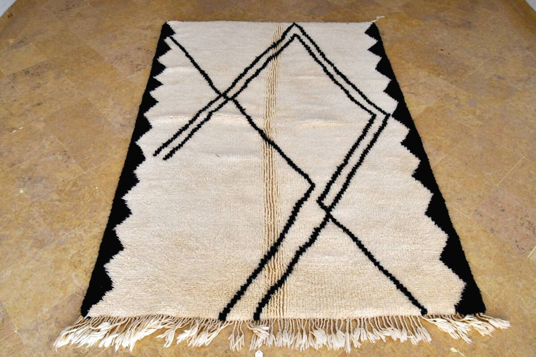 Beni Ouarain Moroccan Berber rug with black diamonds 238 x 160 cm new