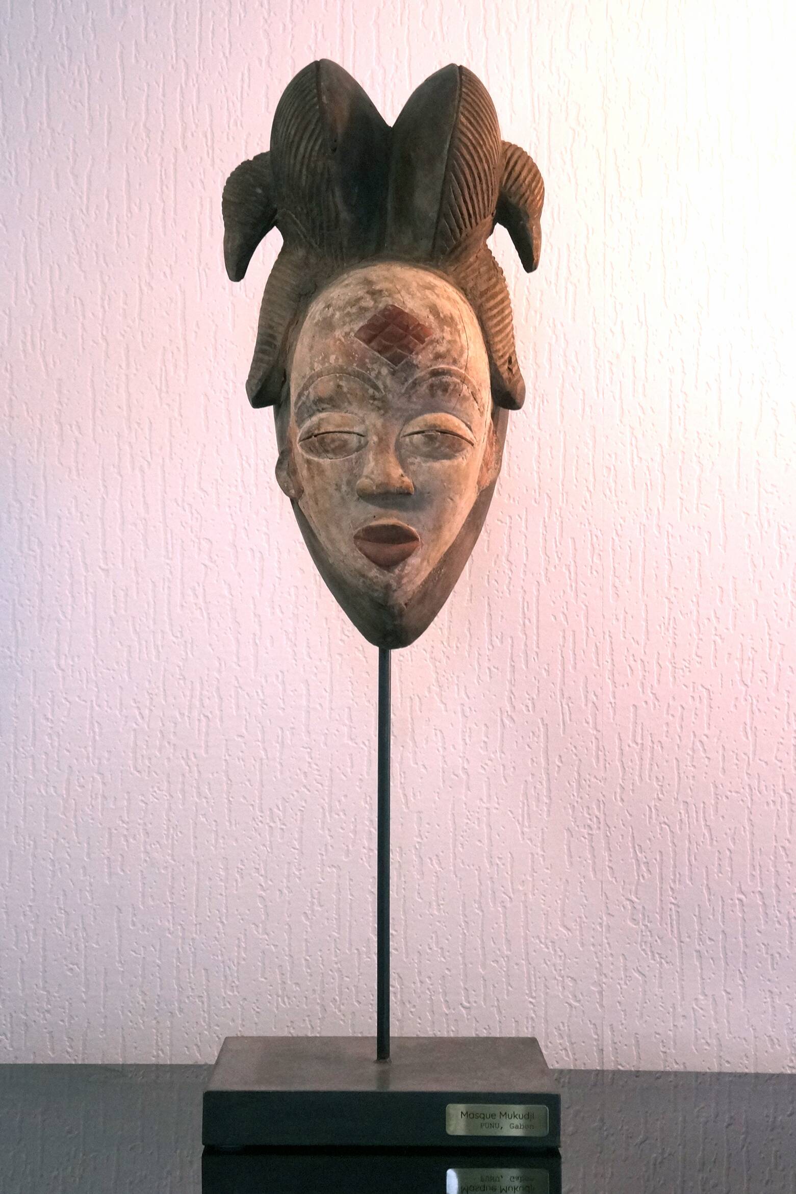 Punu mask on a base