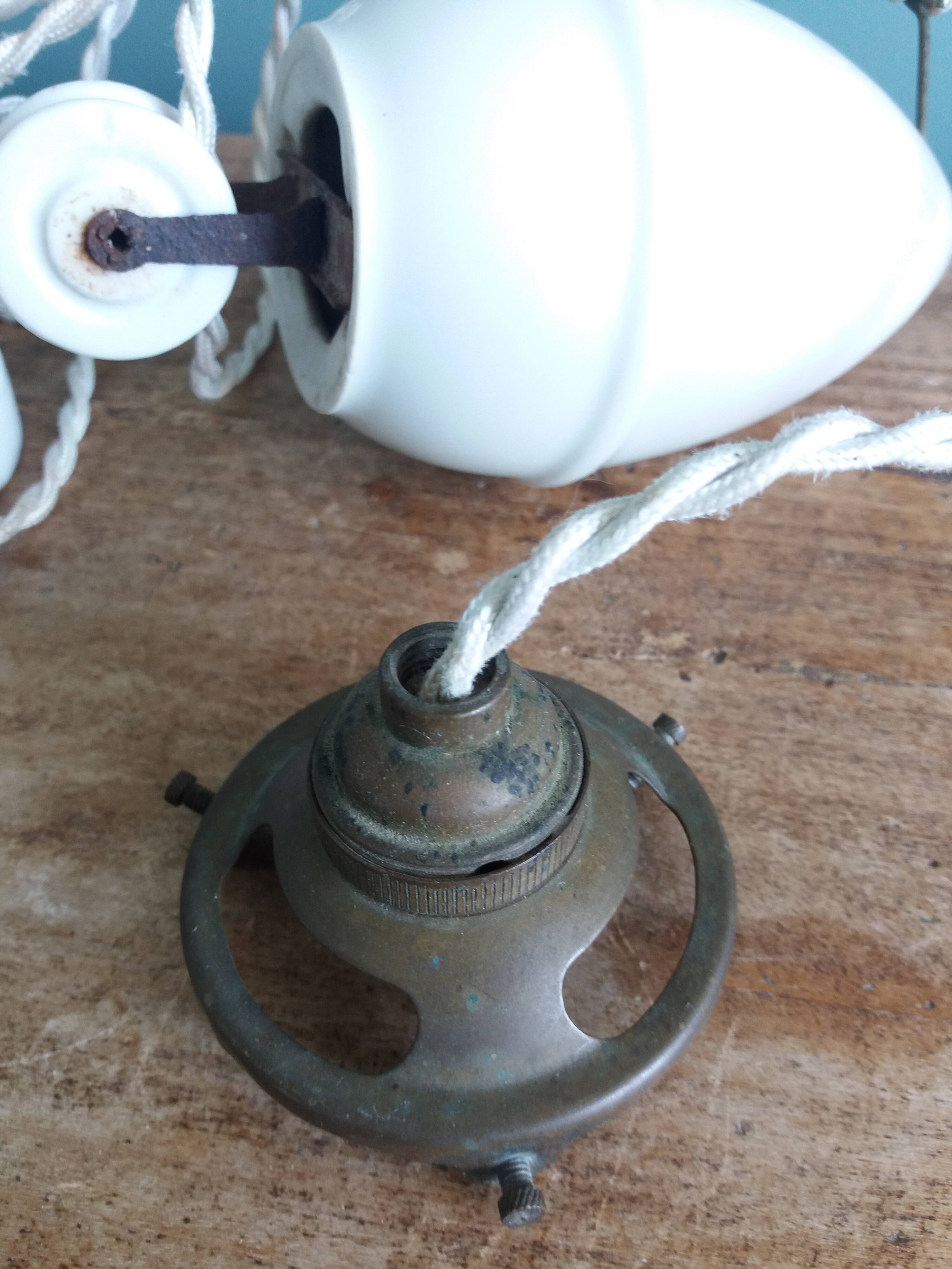 Adjustable "rise and fall" suspension, opaline and porcelain rise and fall