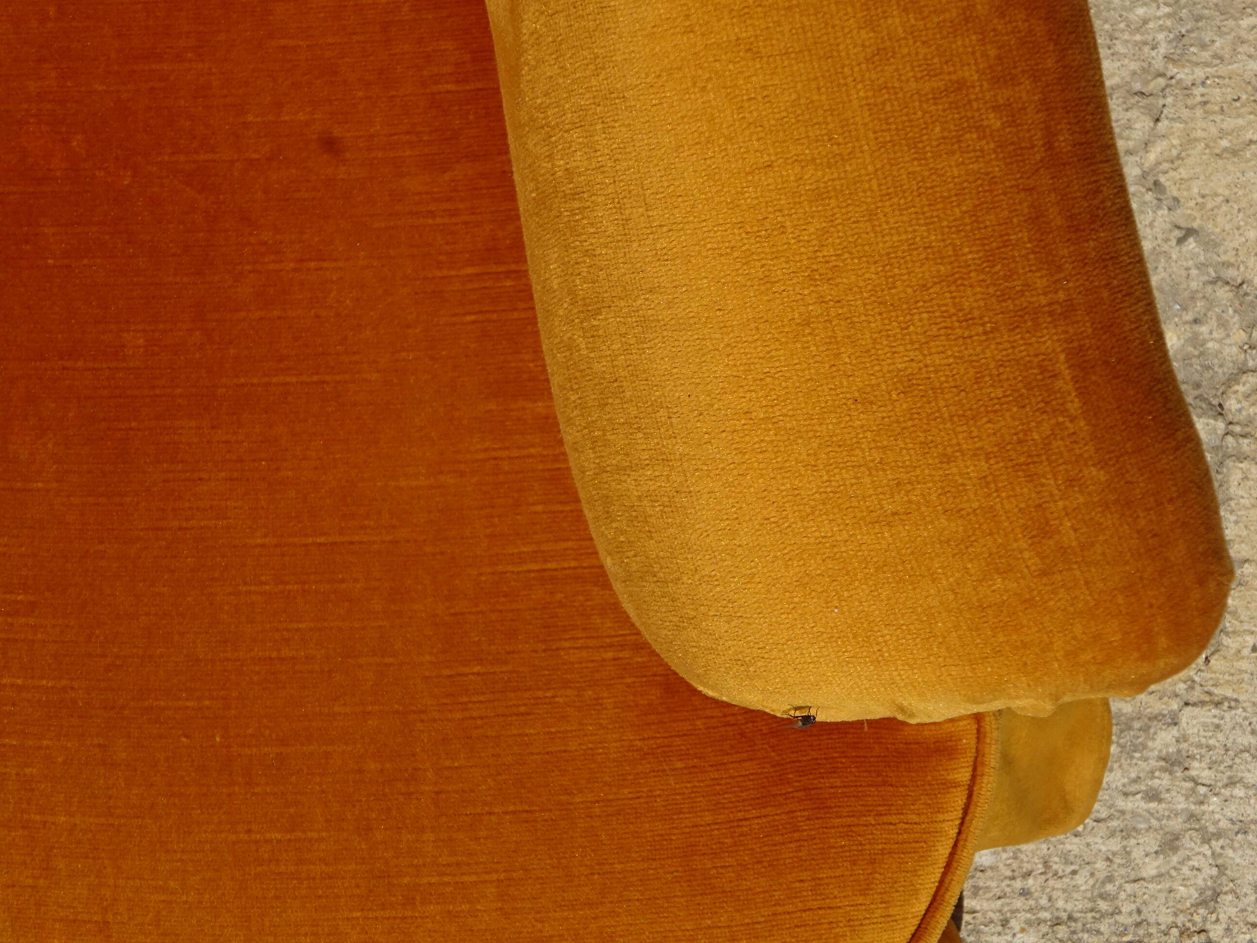 Fauteuil crapaud en velours jaune