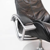 Fauteuil avec tabouret recouvert de cuir noir de design danois, années 1970
