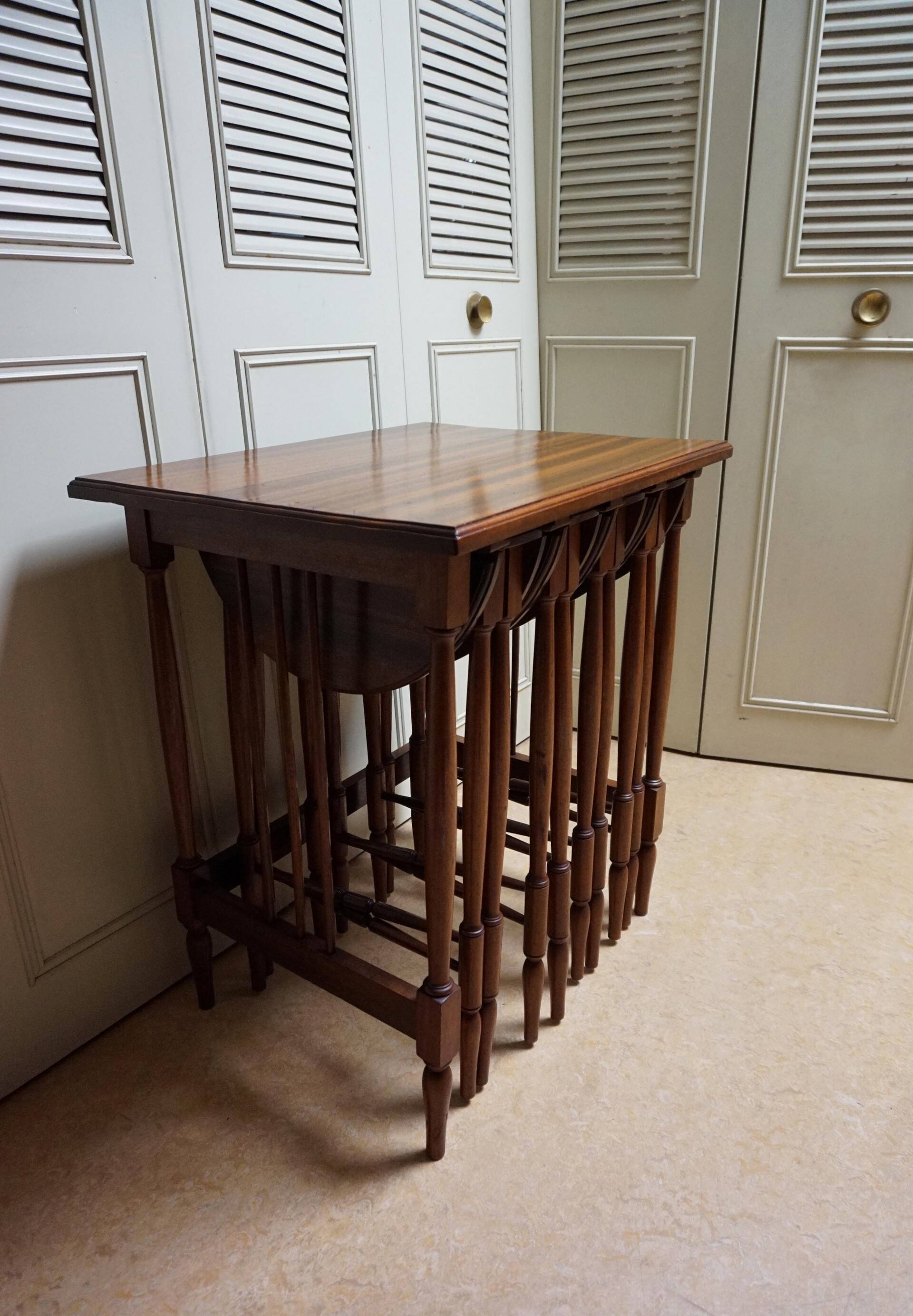 Table d'appoint vintage empilable ou imbriquable, 5 en 1 pour servir, café, vin.
