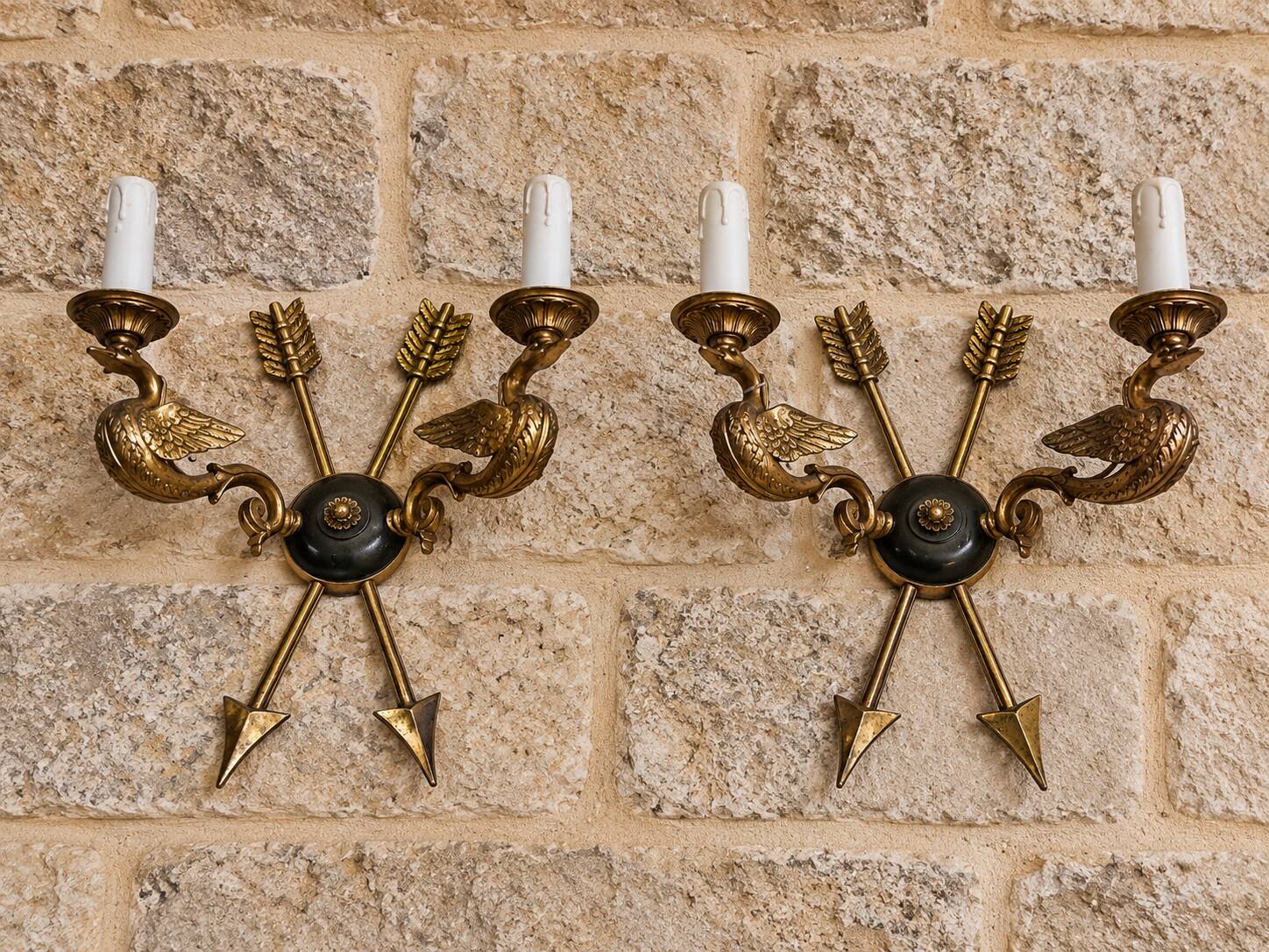 Paire d’appliques en bronze doré aux oiseaux et flèches