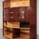 Meuble bar emblématique Aldo Tura en cuir de chèvre marron avec ascenseur électrique et intérieur miroir.