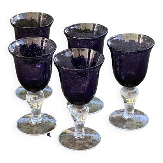 Lot de 5 verres a vin en verre soufflé et bullé, ligne duo, de style verrerie de biot, non signes,