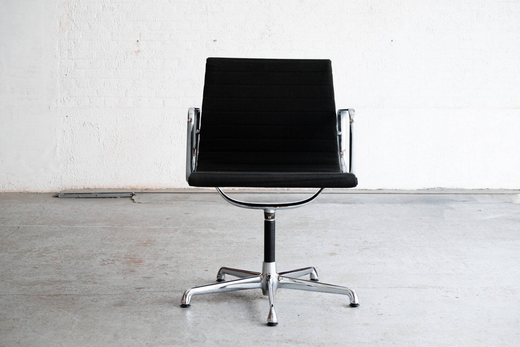 Paire de chaises de bureau ‘EA108’ par Charles & Ray Eames