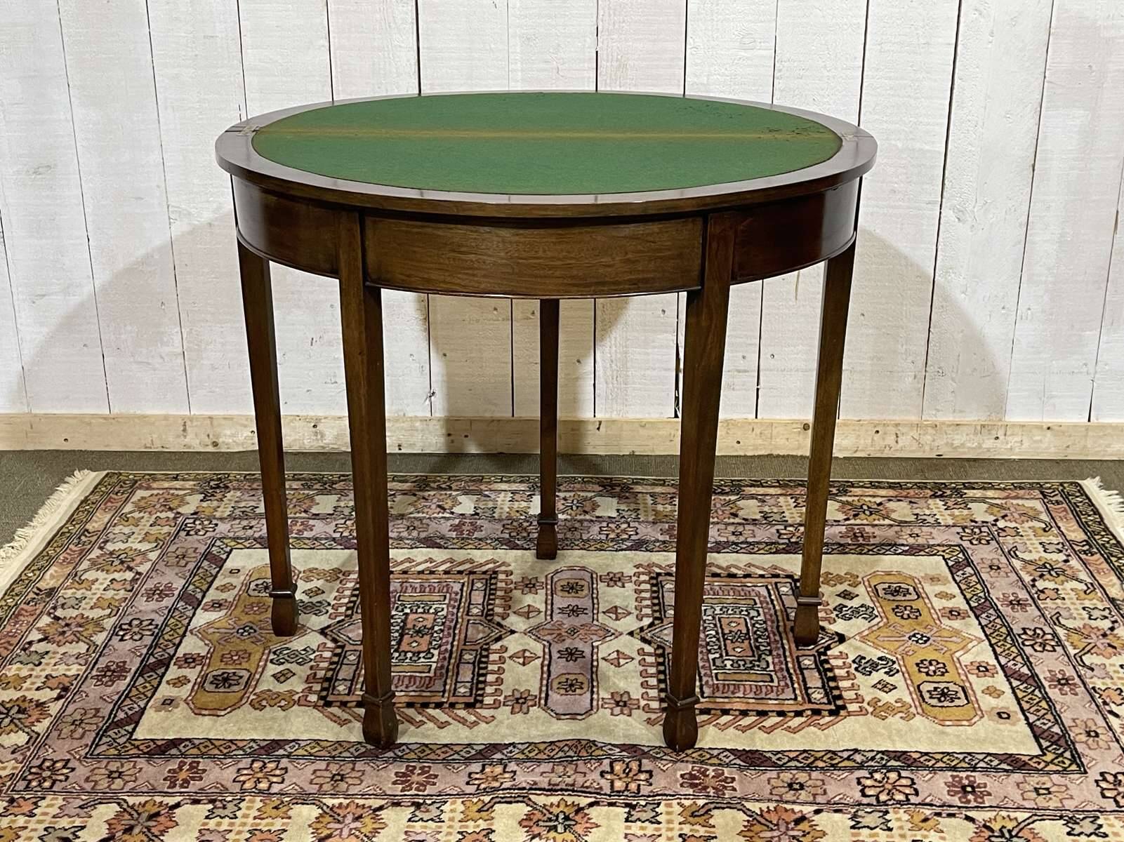 English game table in mahogany from the early 20th century.