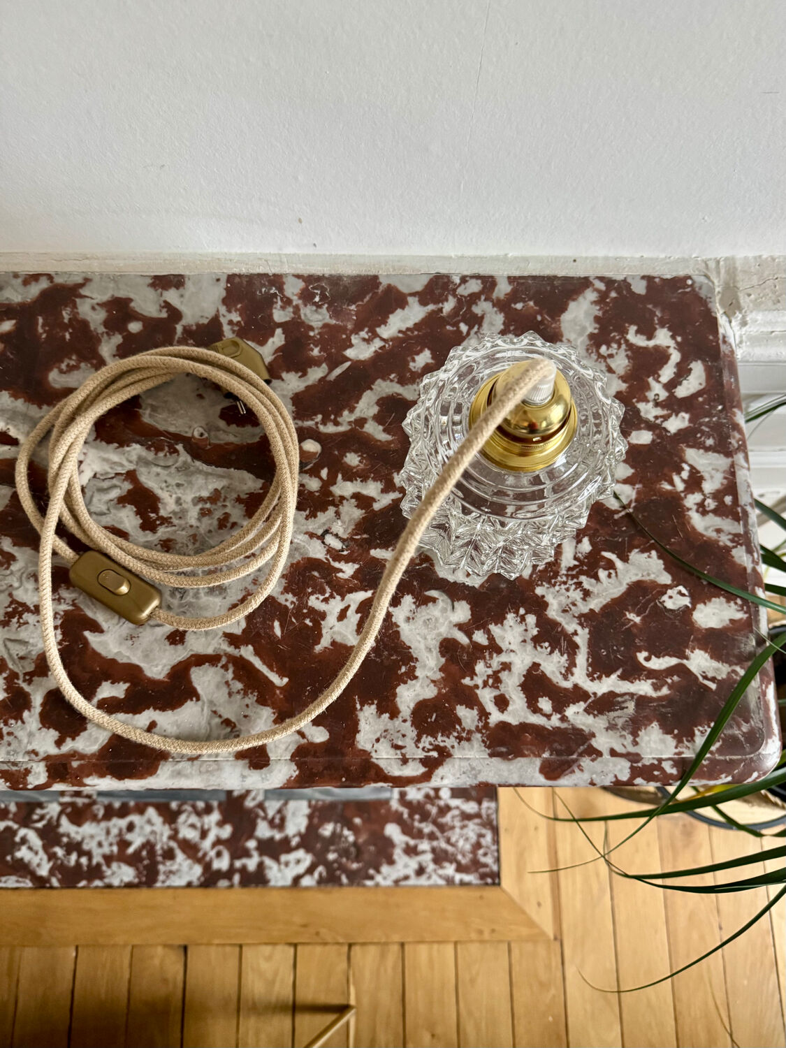 Glass lamp with diamond pattern