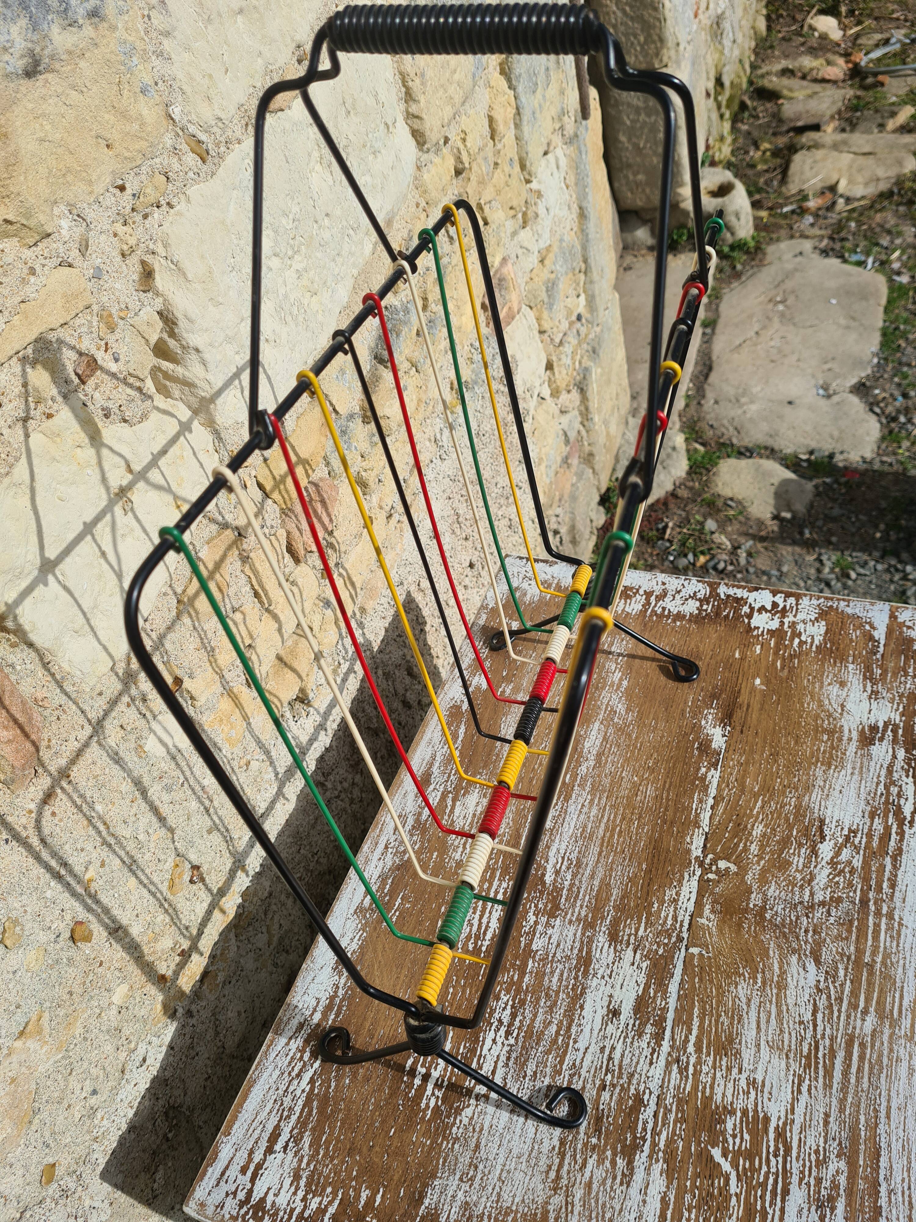 Scoubidou magazine door