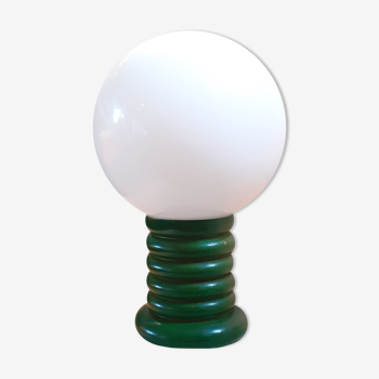 Lampe vintage en bois laqué vert et opaline