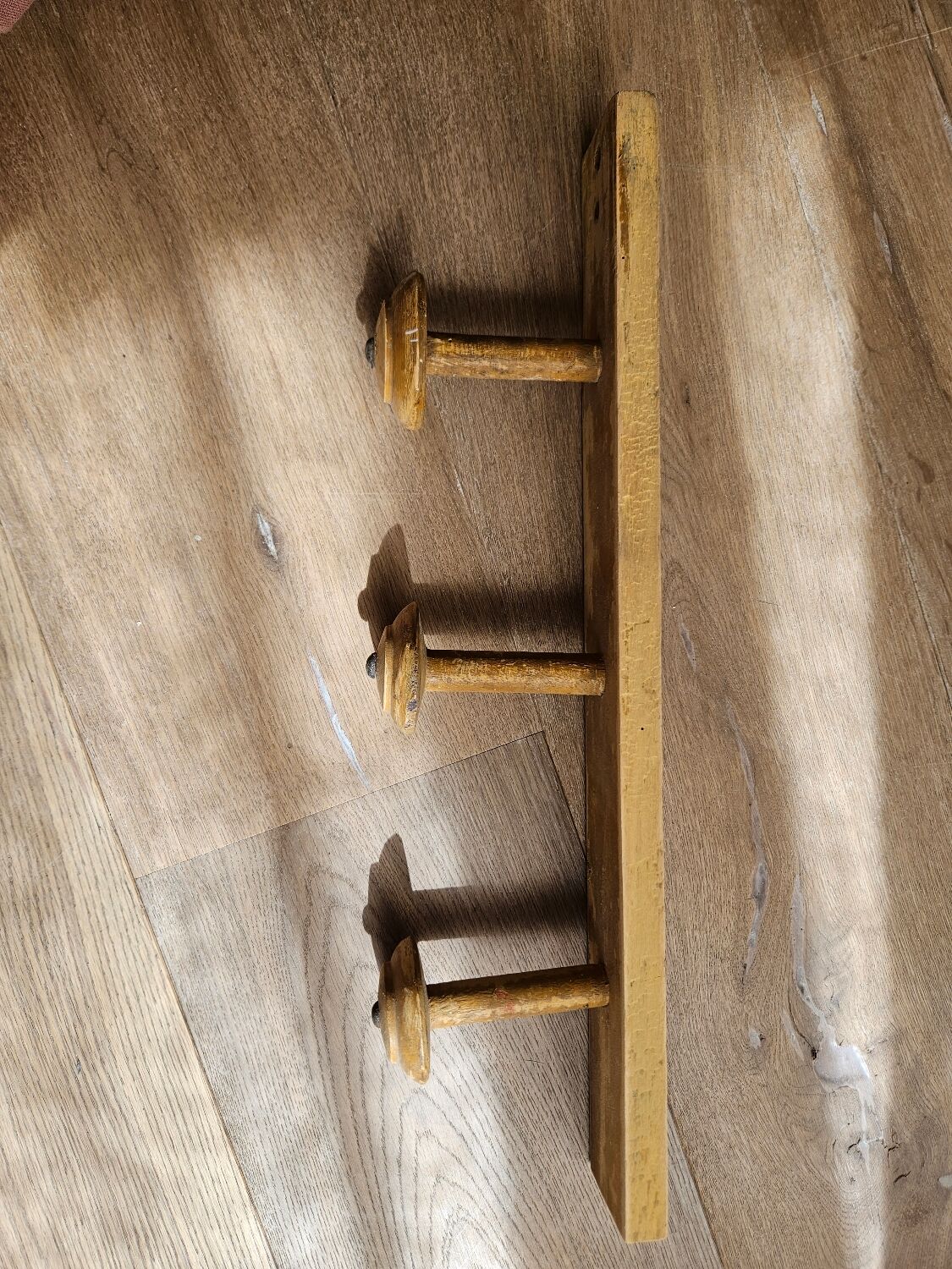 3-spoke turned wooden hook