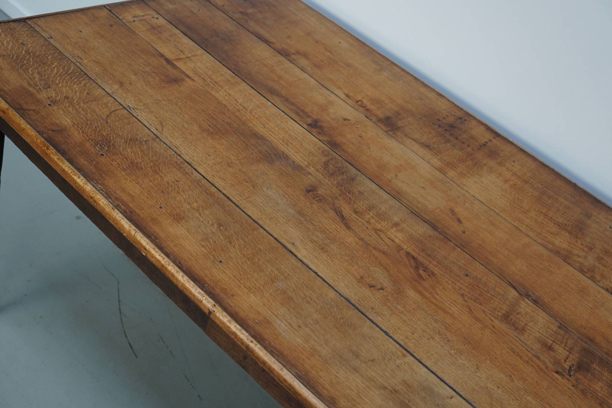 Table à manger en chêne de ferme rustique française du début du 20e siècle