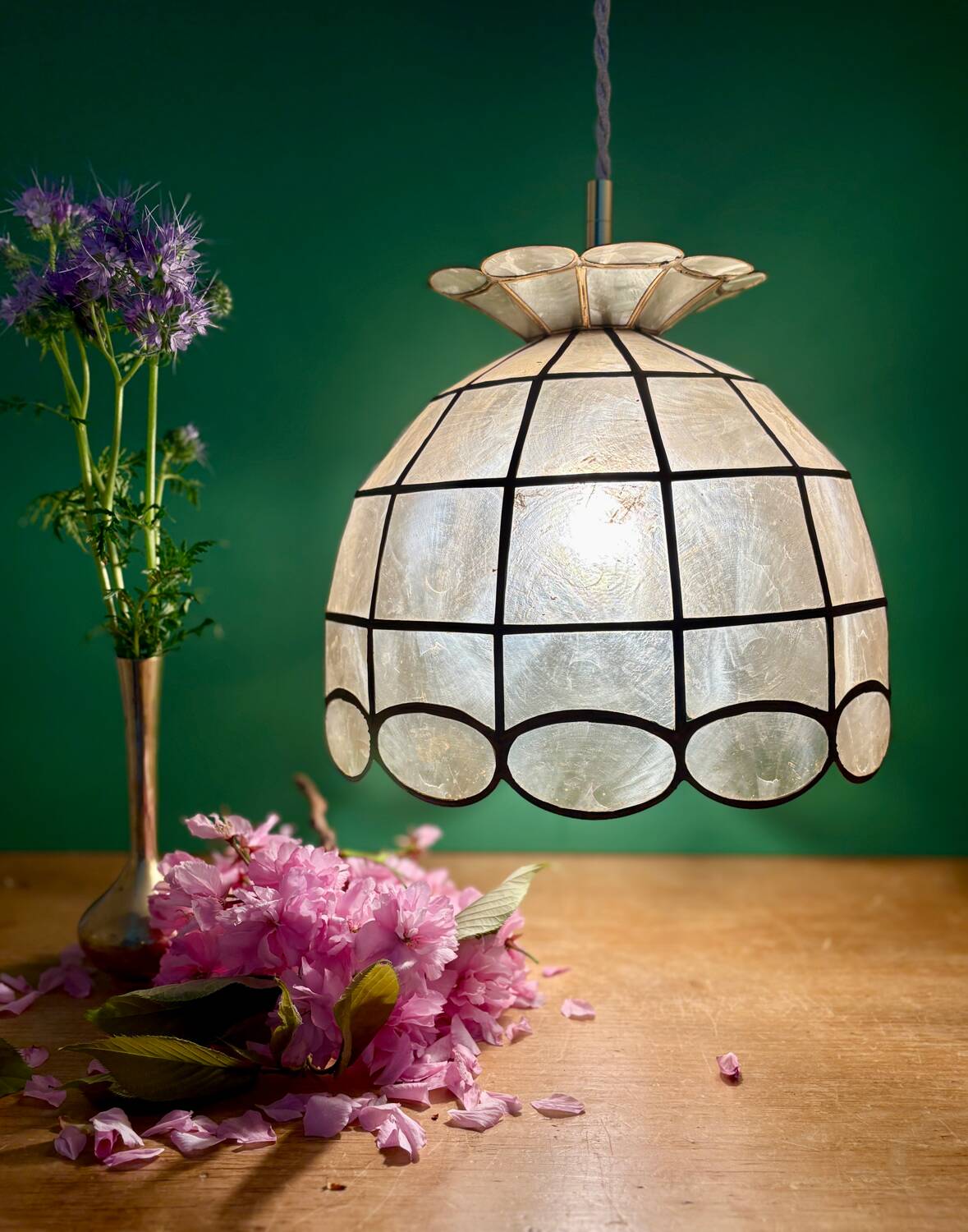 Vintage pendant light in mother-of-pearl and brass