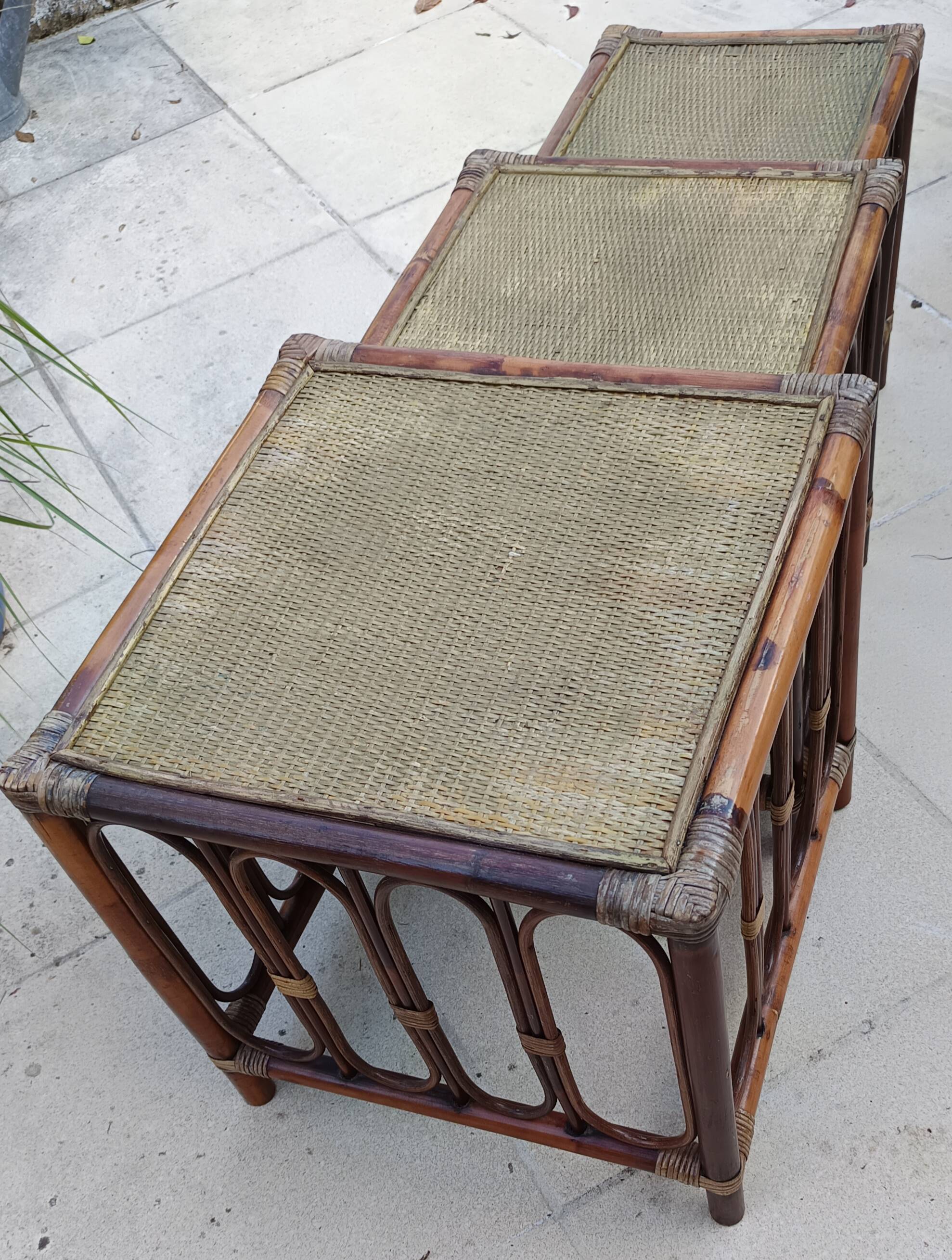 Nest of low tables in rattan, stackable.