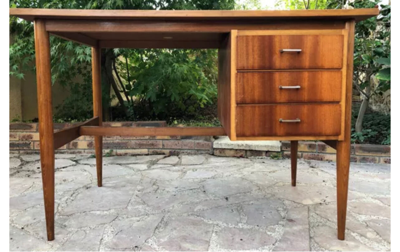 Flat desk compass feet