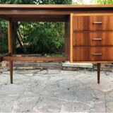 Flat desk compass feet