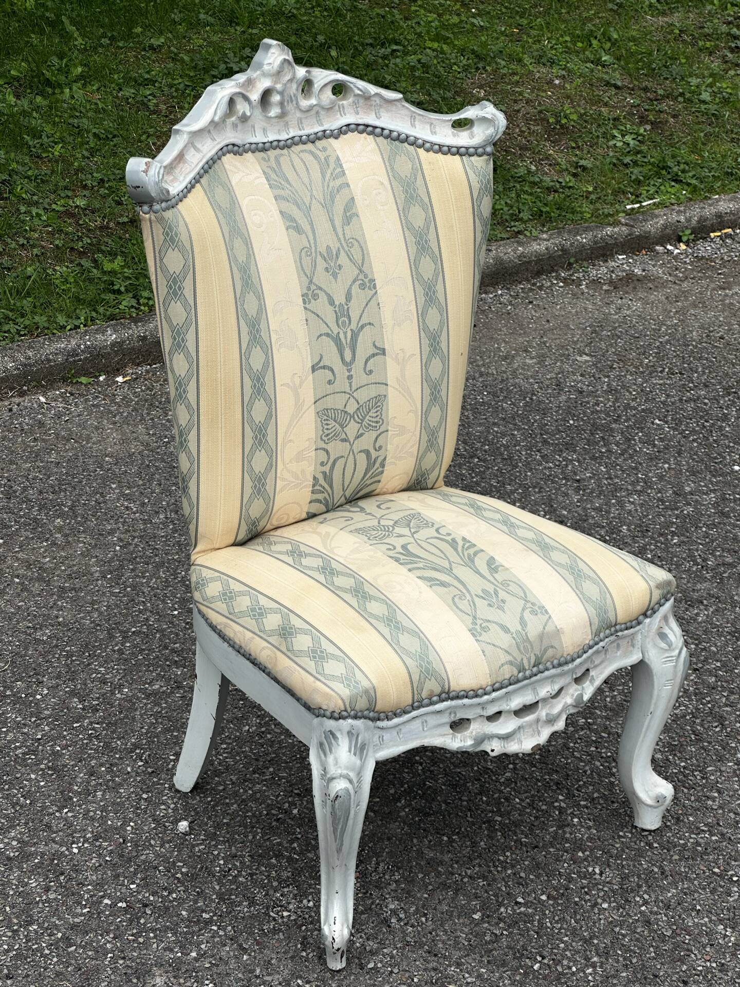 Chauffeuse de style Louis XV avec repose-pieds assorti – XXe siècle