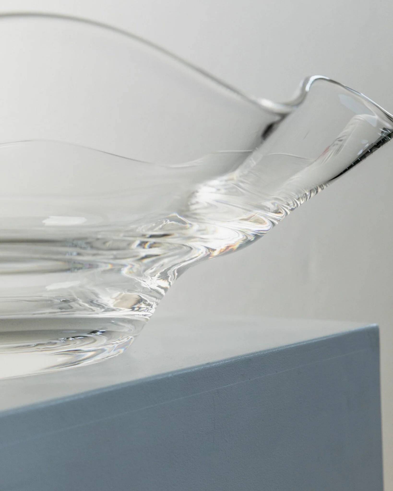 Immense bol en verre transparent de 16,5 pouces par Laica Cristalleria – Centre de table à bord ondulé, Italie, années 1990.