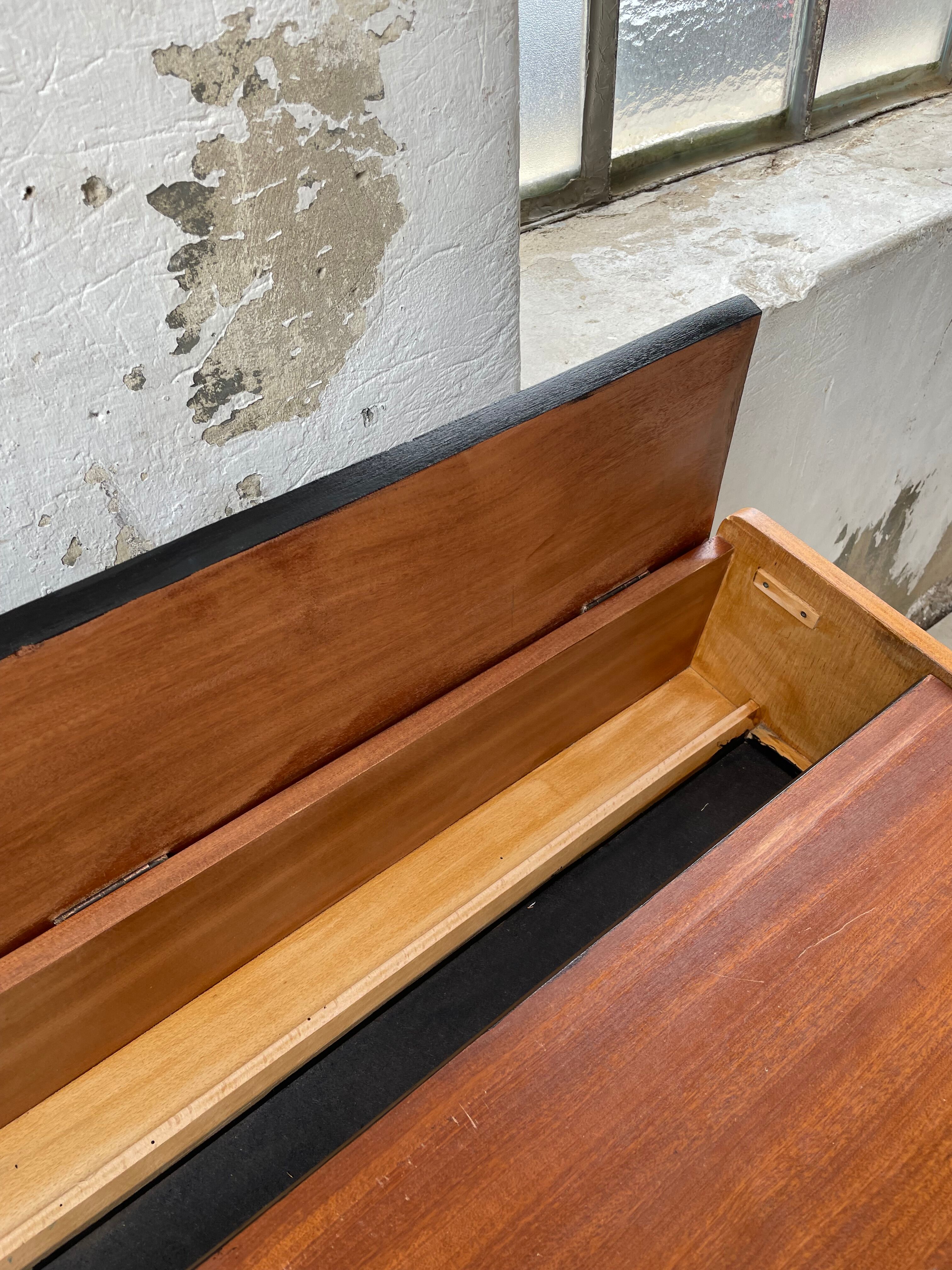 Console desktop feet compass 60s