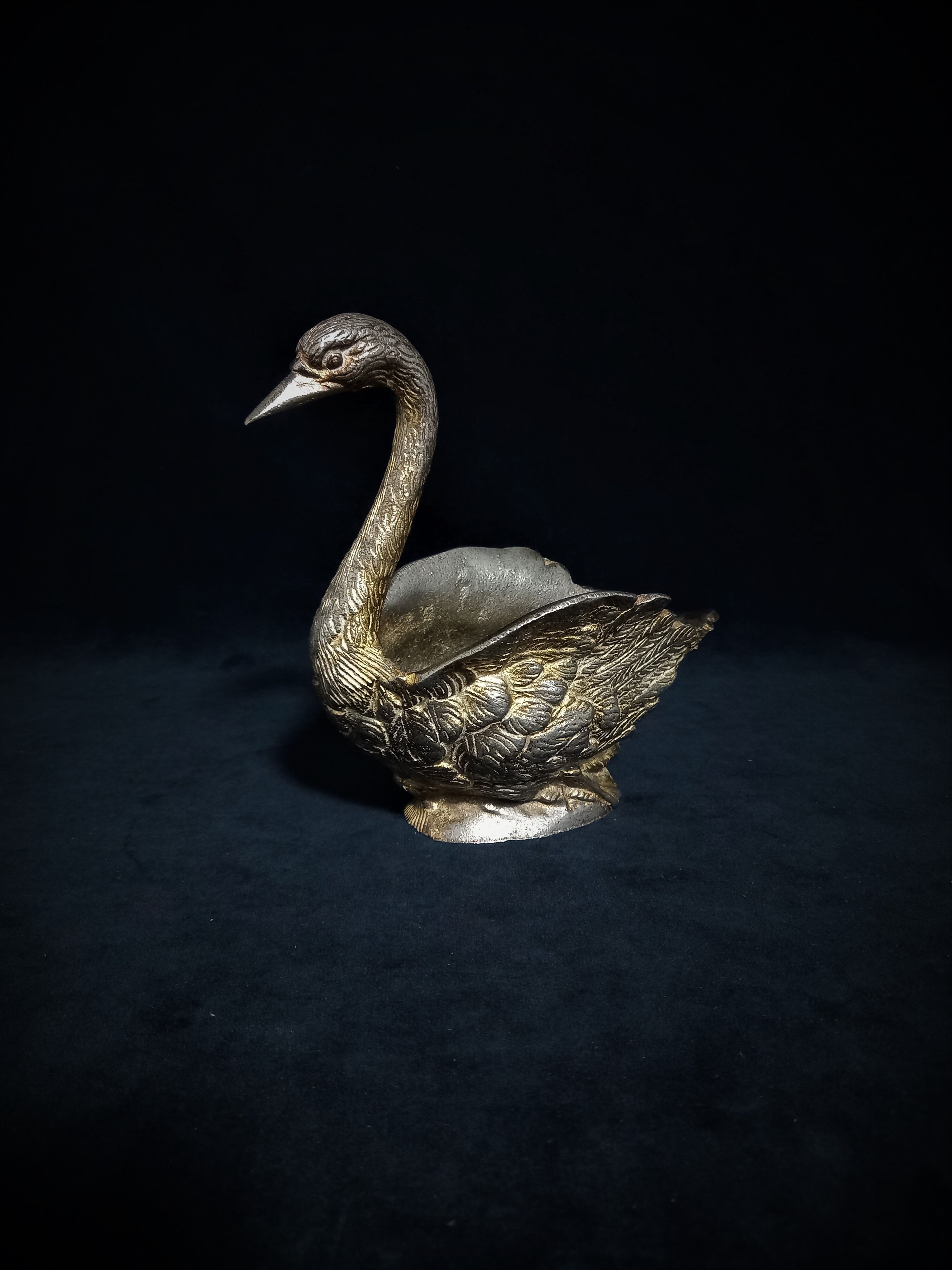 Planter in the shape of a swan