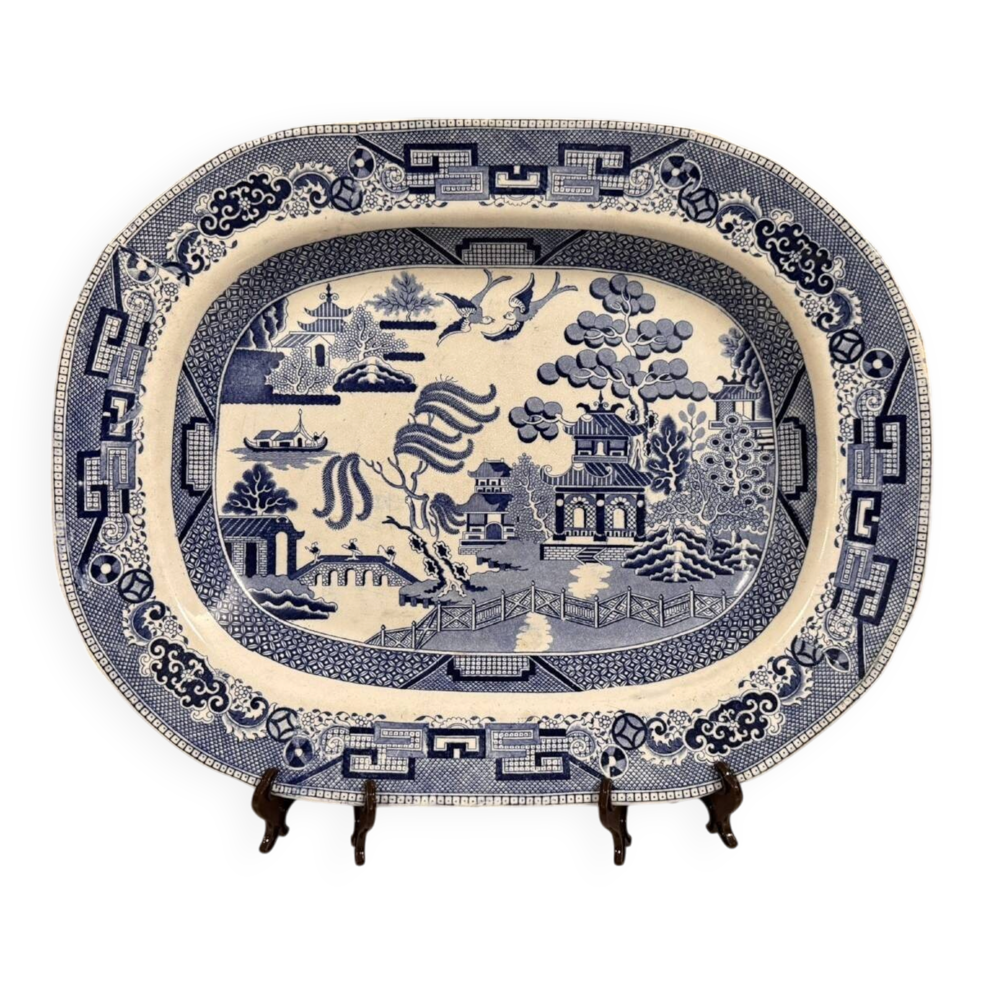 Grand plat en faïence fine bleu et blanc à décor chinoisant – XIXe