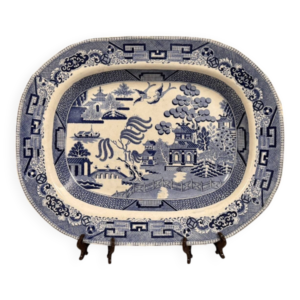 Grand plat en faïence fine bleu et blanc à décor chinoisant – XIXe