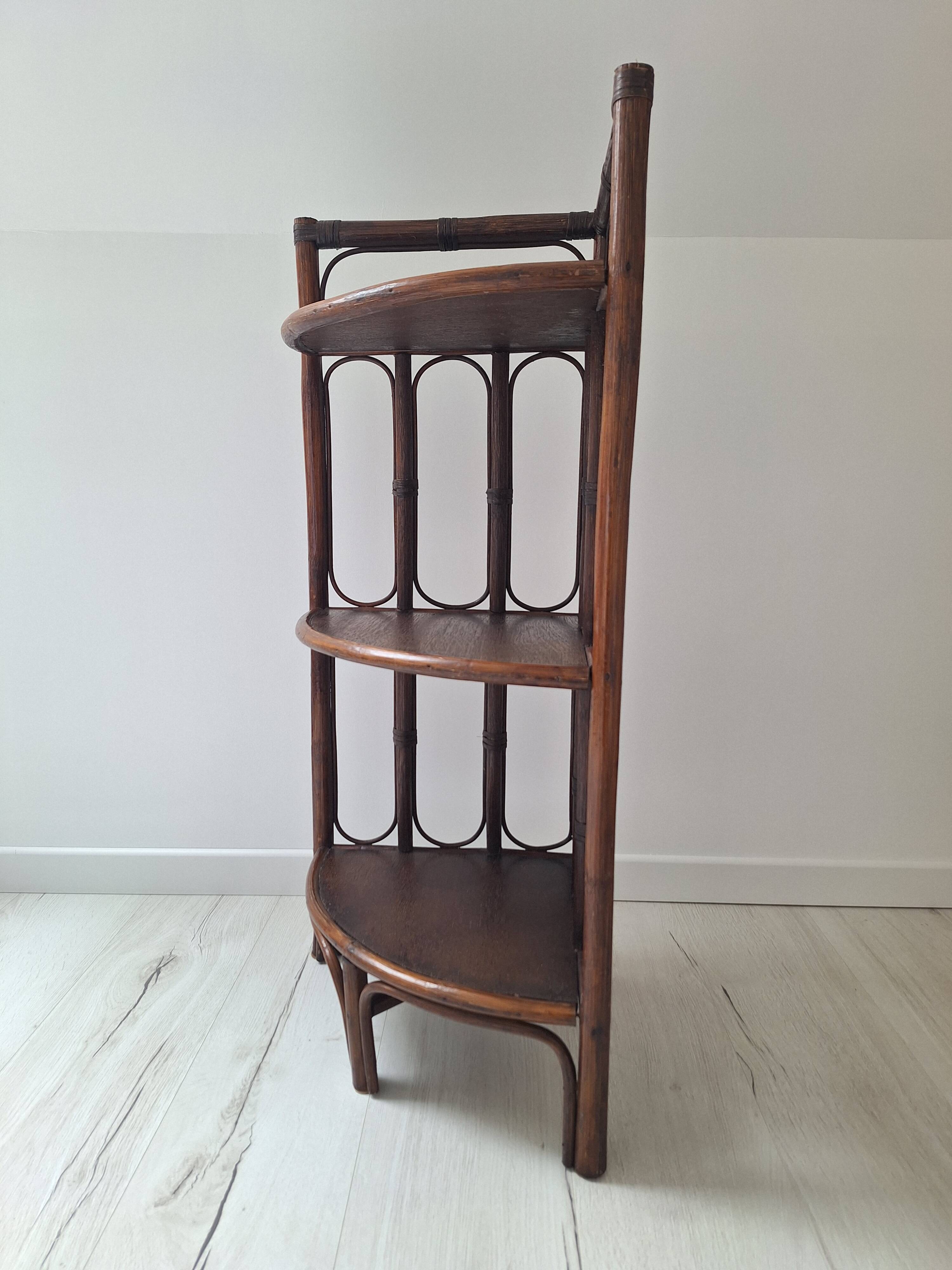 Etagère d'angle en rotin