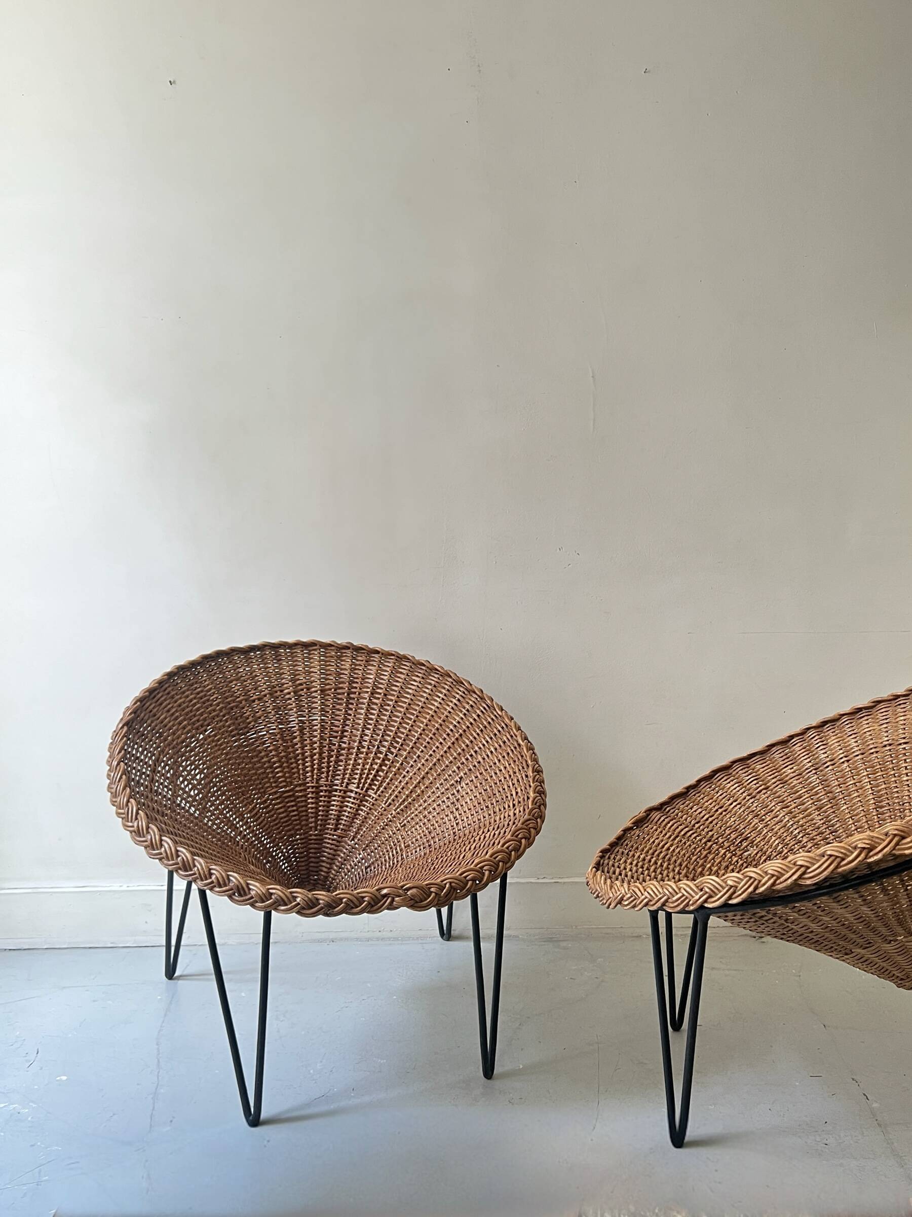 Italian sunflowers armchair in rattan and black metal, 1950s design.