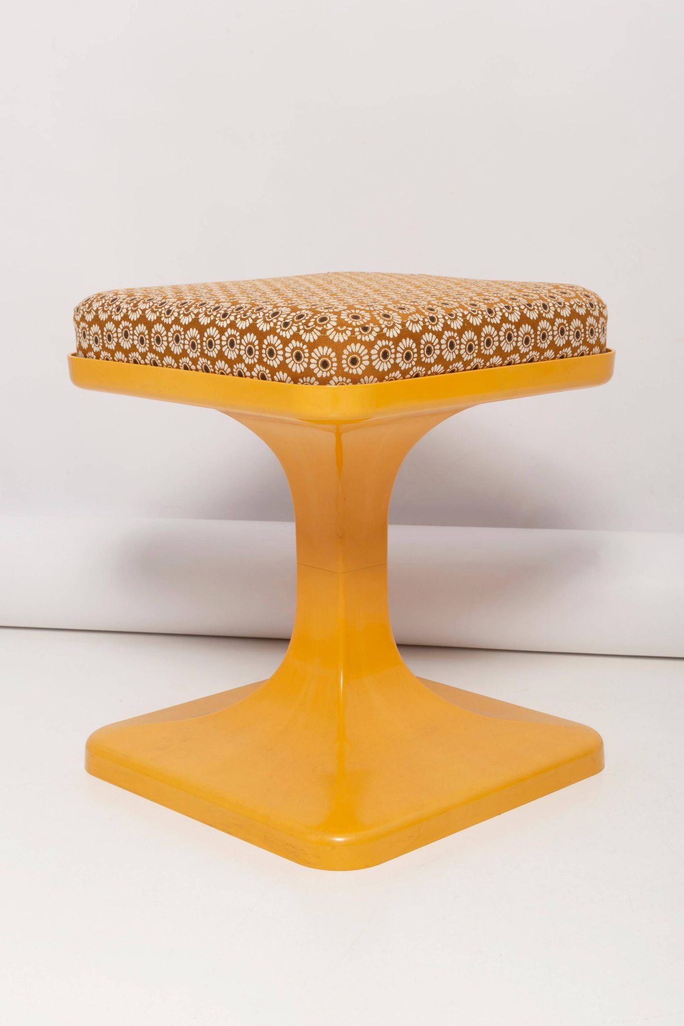 Tabouret fleurs jaune moutarde milieu du siècle, Pologne, années 1970